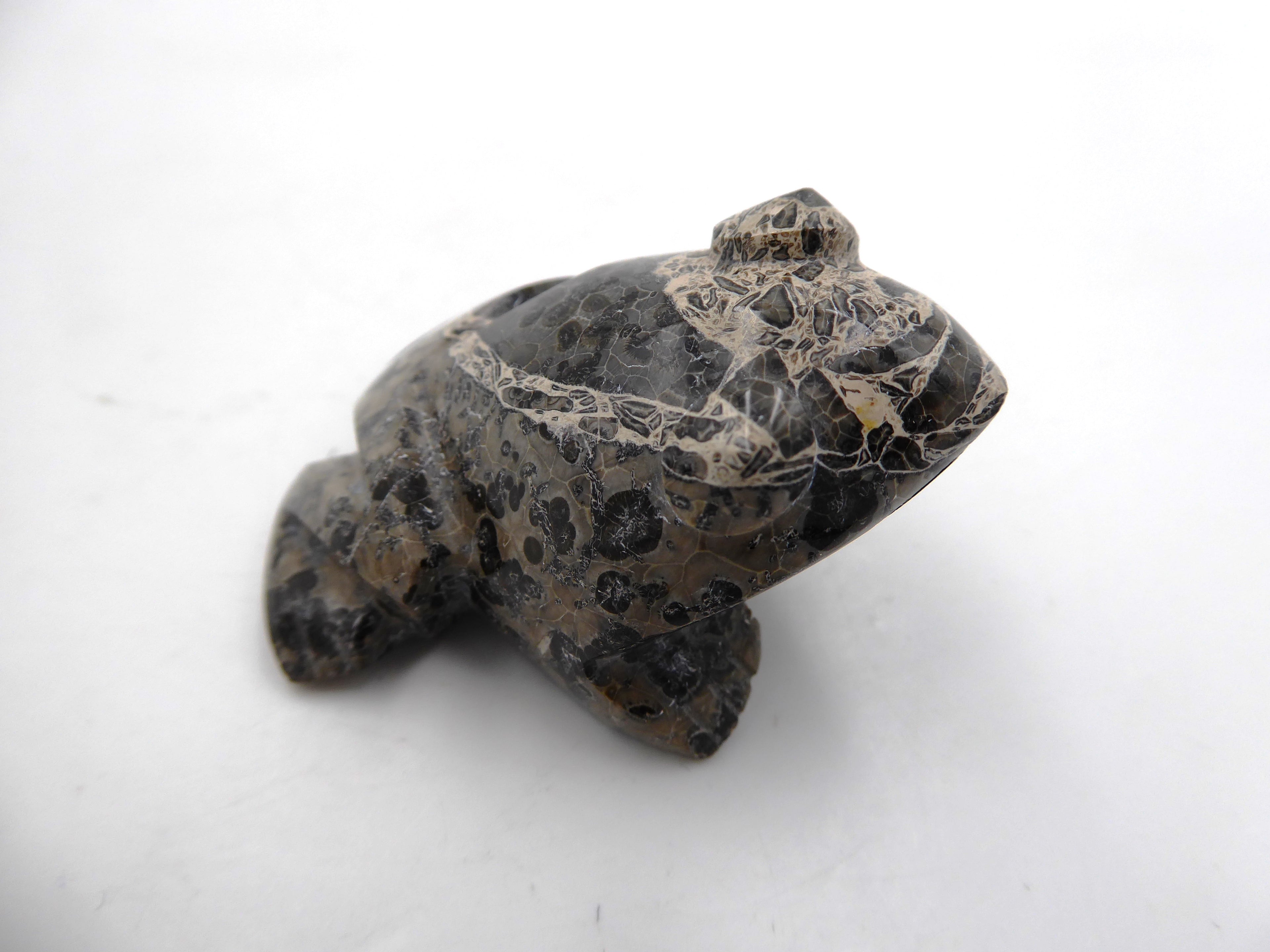 Belle petite grenouille en pierre grise