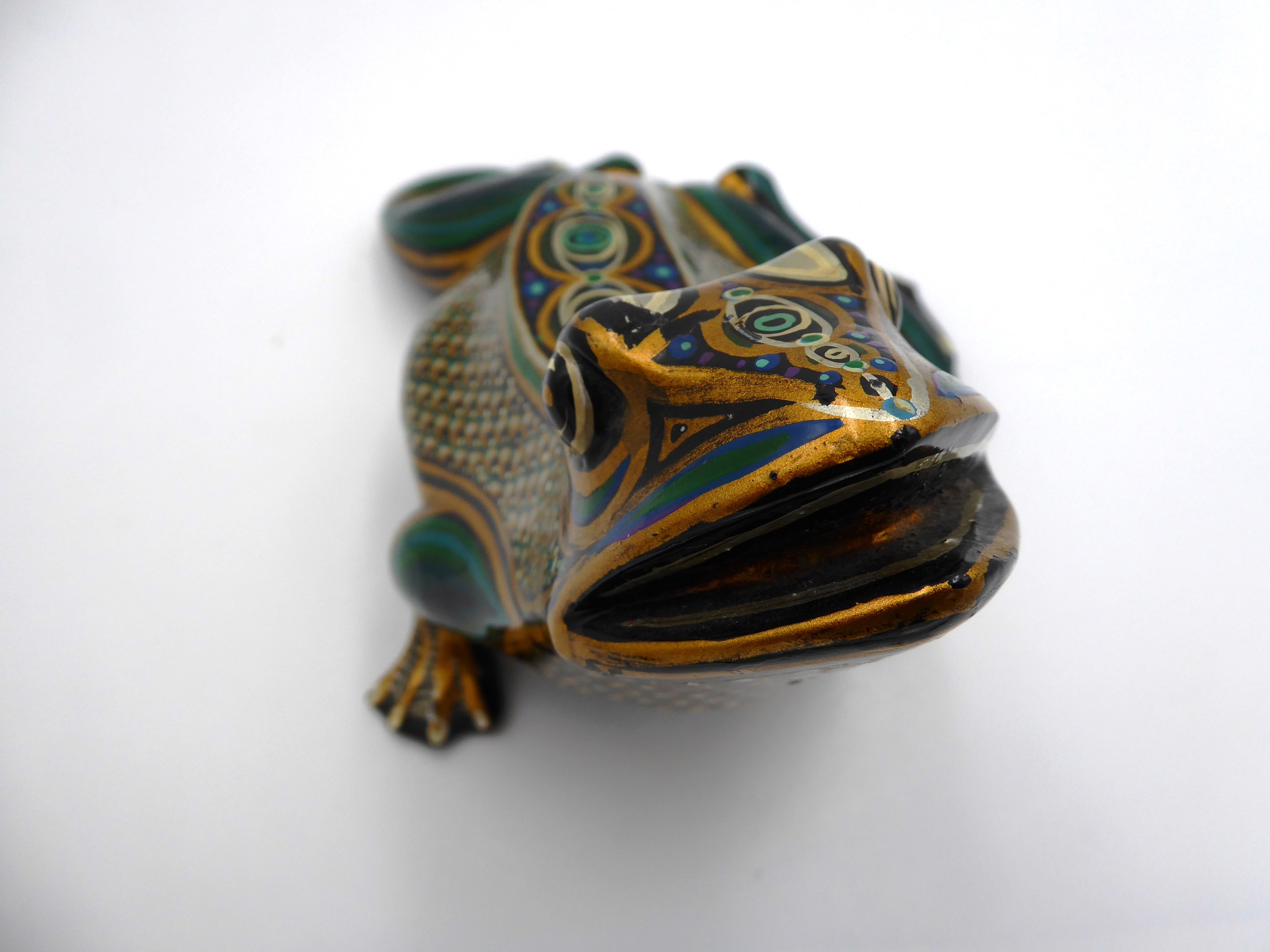 Grosse grenouille en bois sculptée peinte à la main