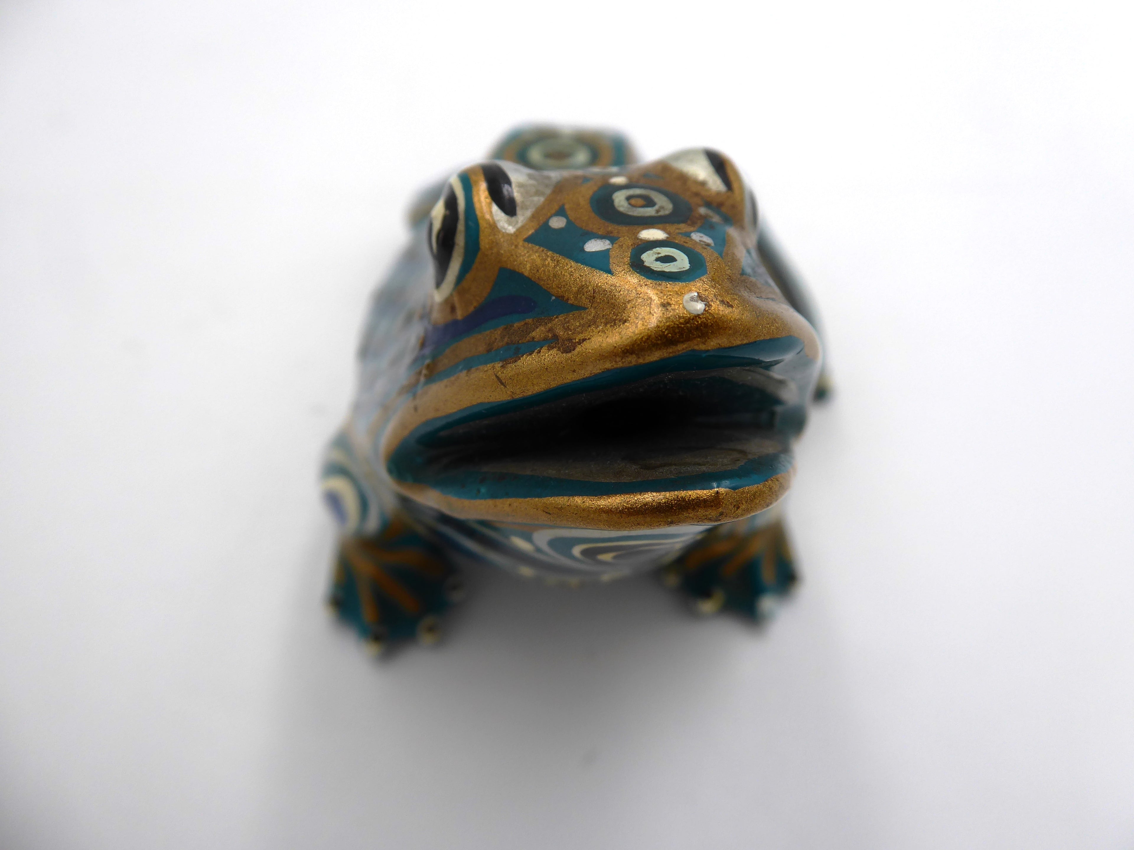 Moyenne grenouille en bois peint dominante verte