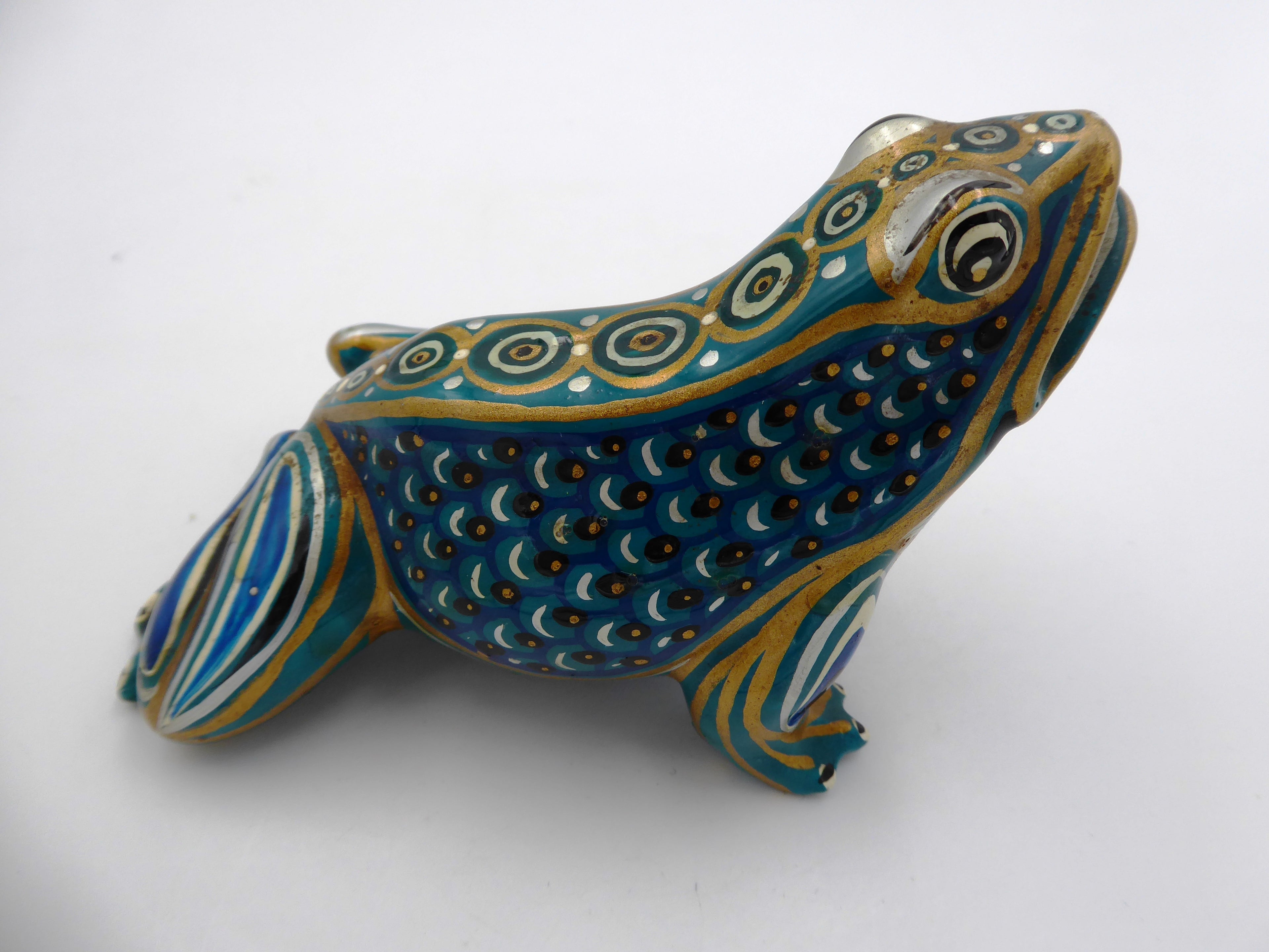 Moyenne grenouille en bois peint dominante verte