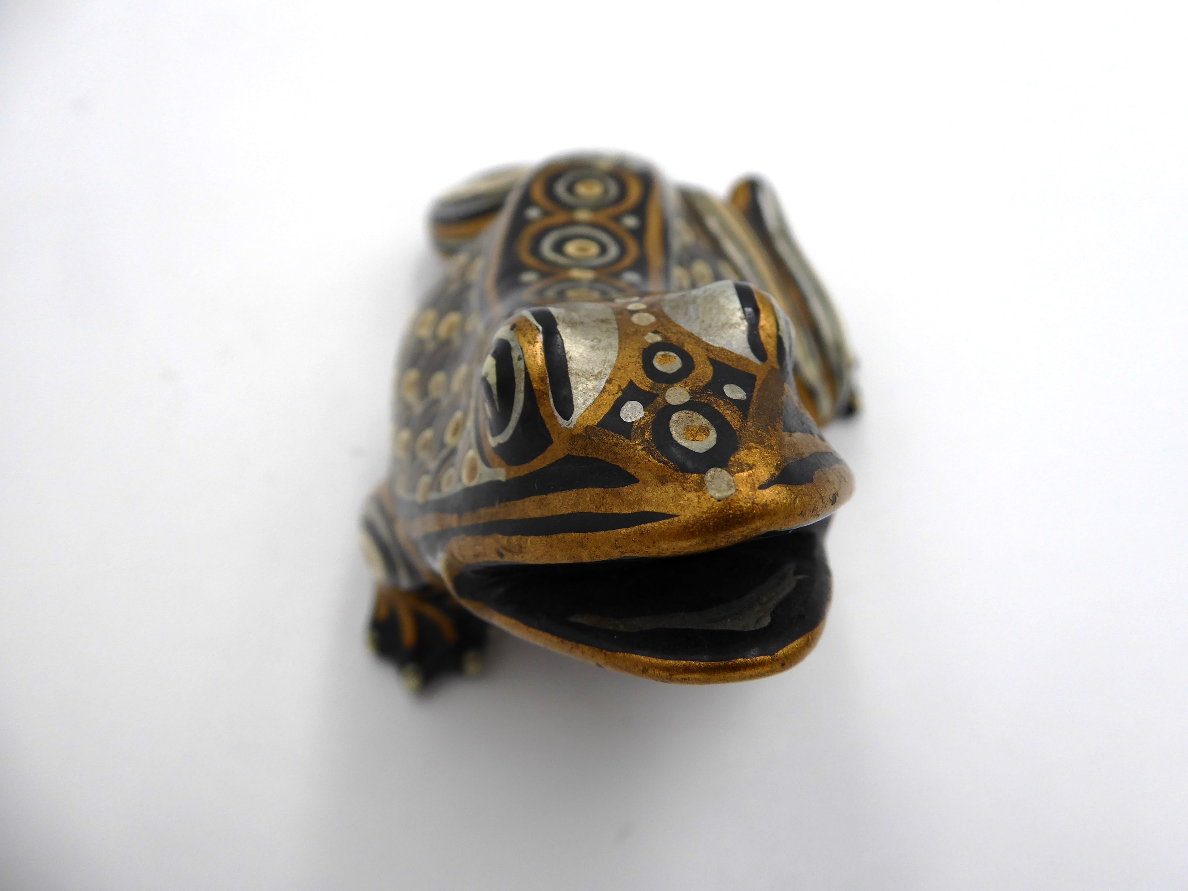 Moyenne grenouille en bois peint dominante noir/or
