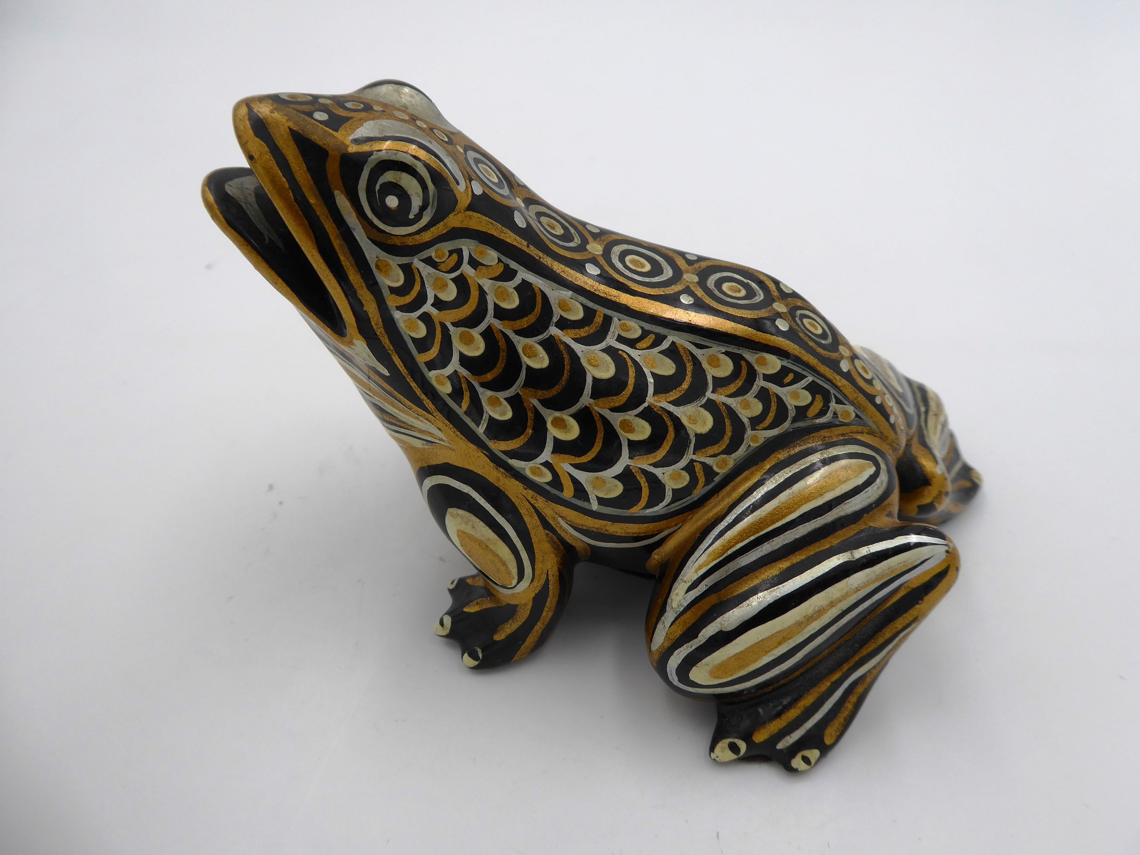 Moyenne grenouille en bois peint dominante noir/or