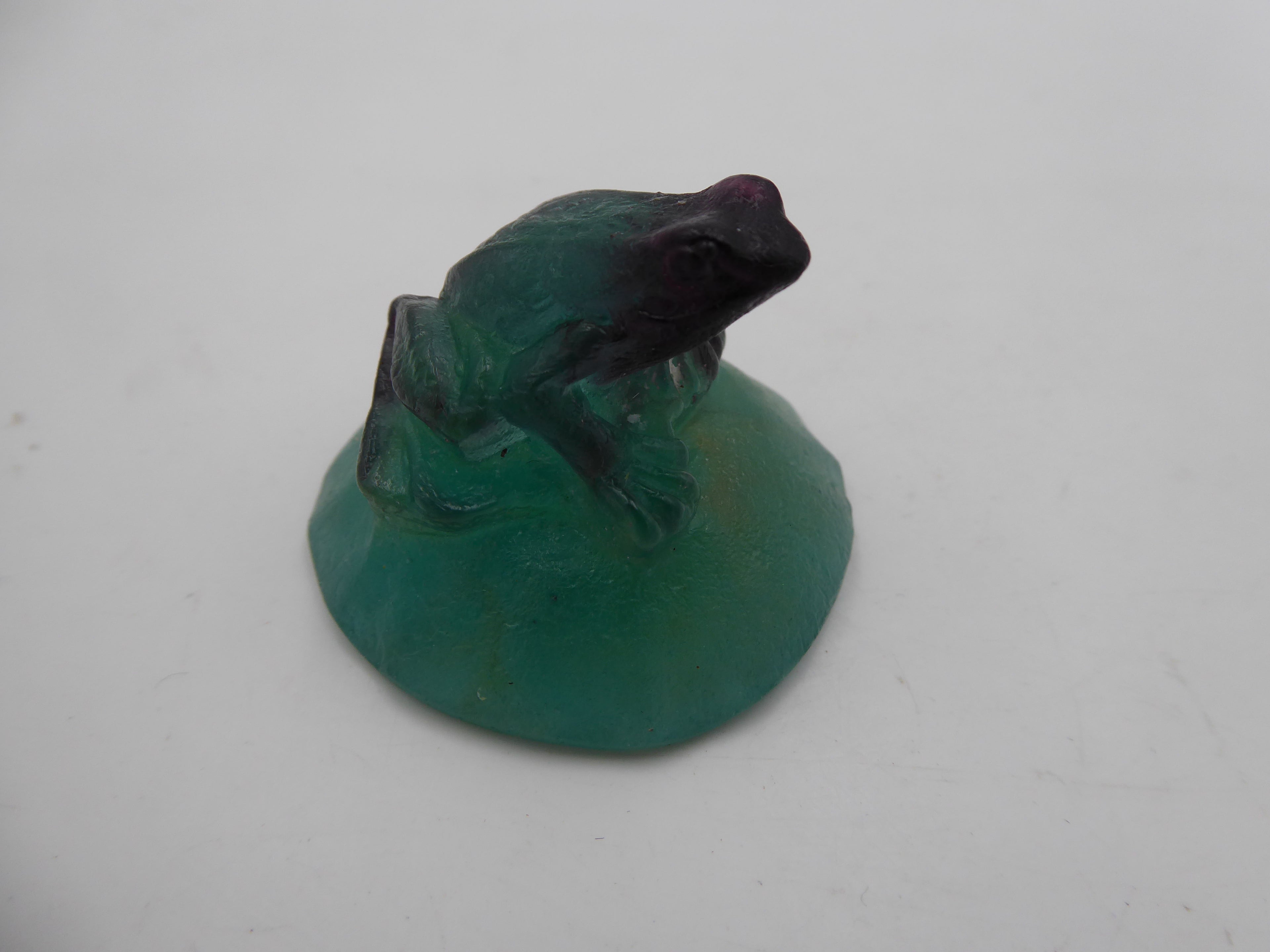 Petite grenouille DAUM sur un nénuphar bombé