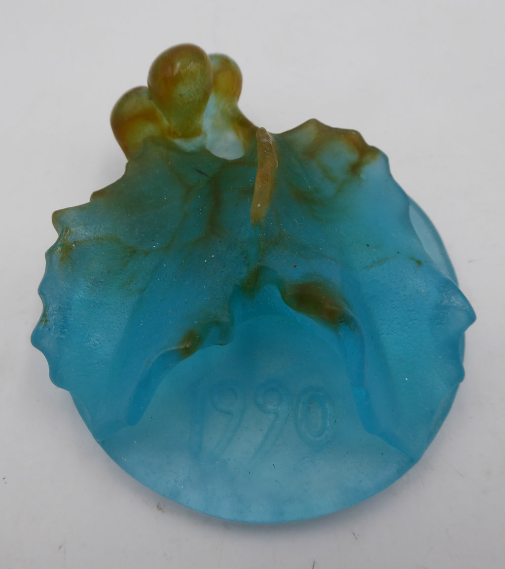 DAUM Pendentif en pâte de verre bleutée daté 1990