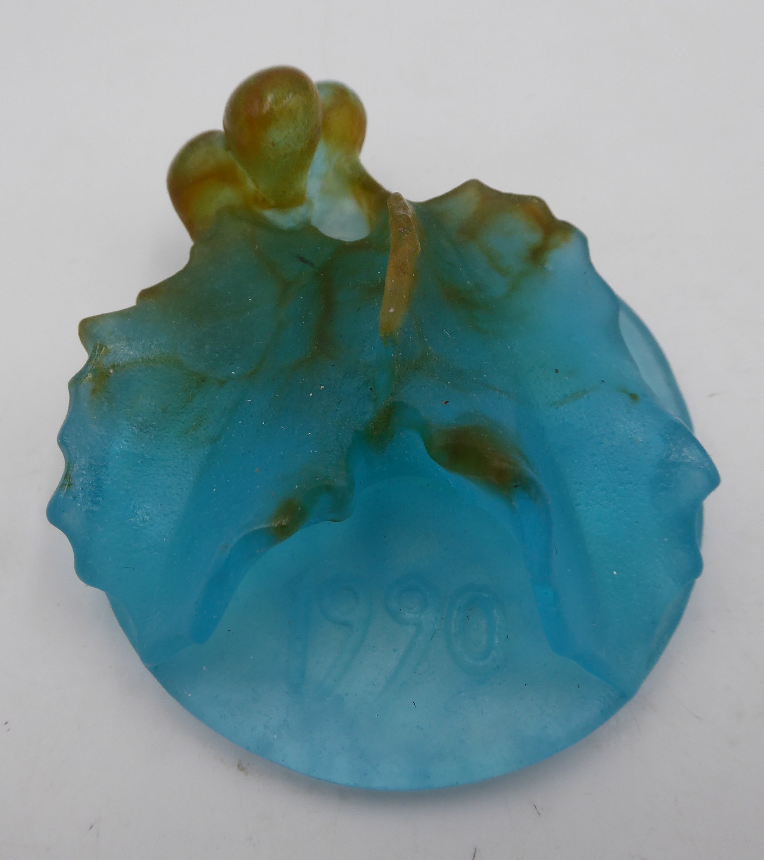 DAUM Pendentif en pâte de verre bleutée daté 1990