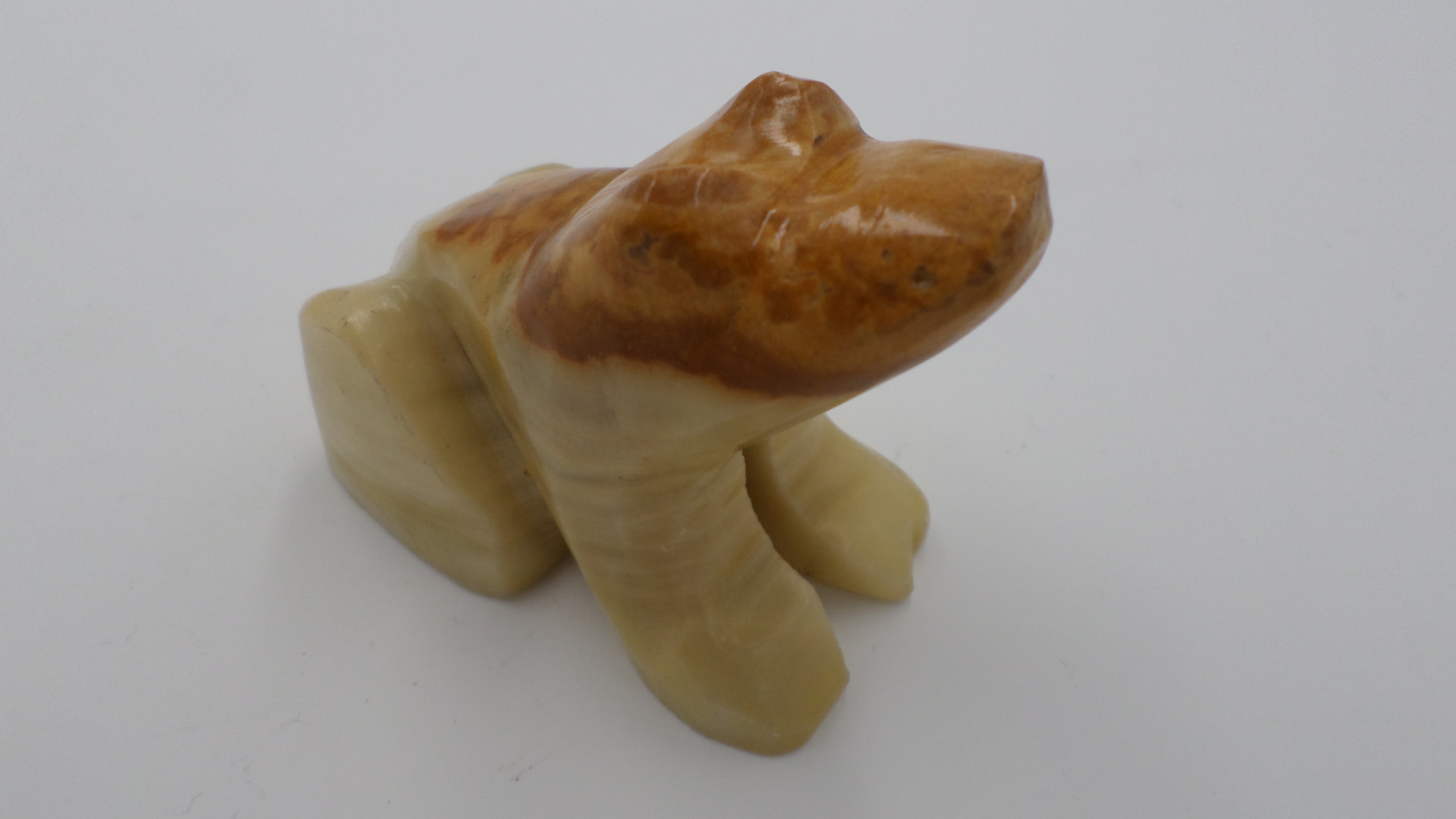 Grenouille moyen sculptée dans de l'onyx