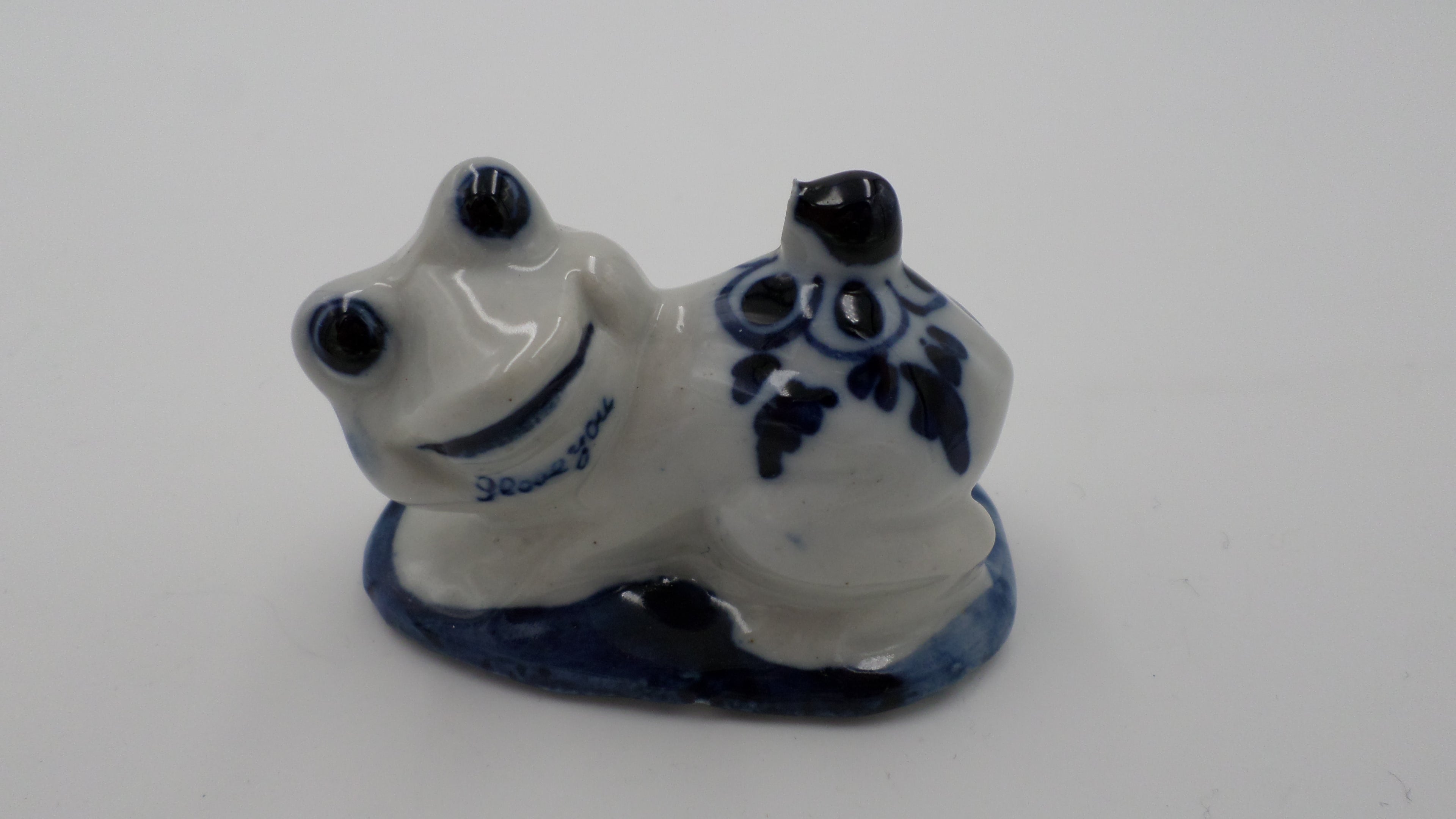 Petite grenouille en céramique blanche et bleu