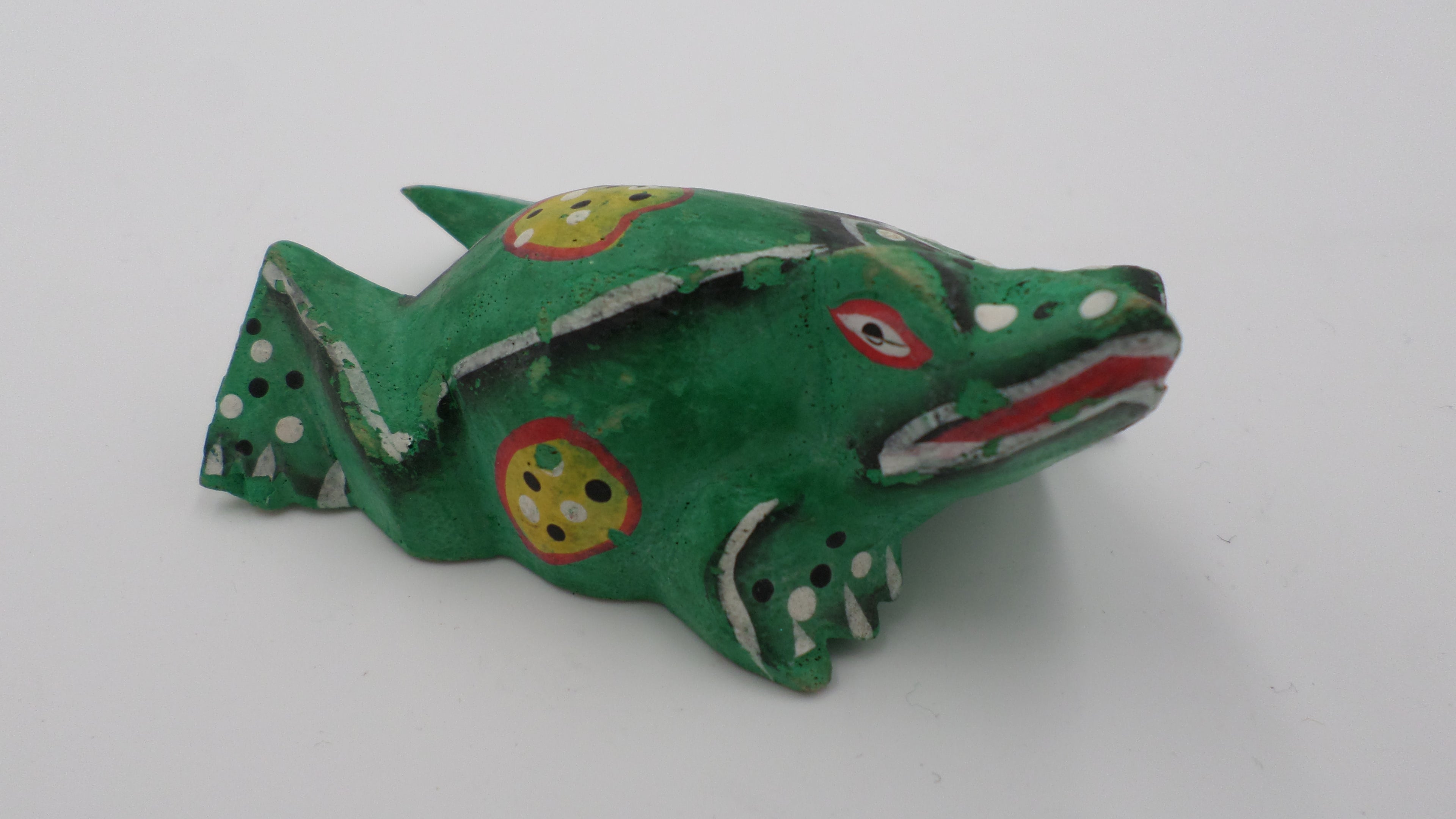 Grenouille en bois décorée