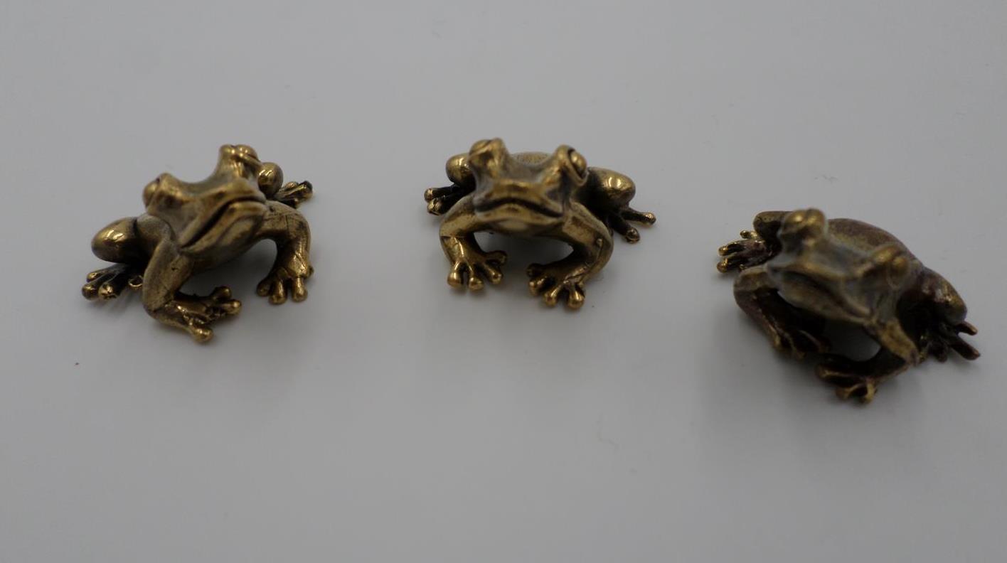 Lot de trois petites grenouilles en laiton