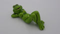 Petite grenouille allongée en céramique verte