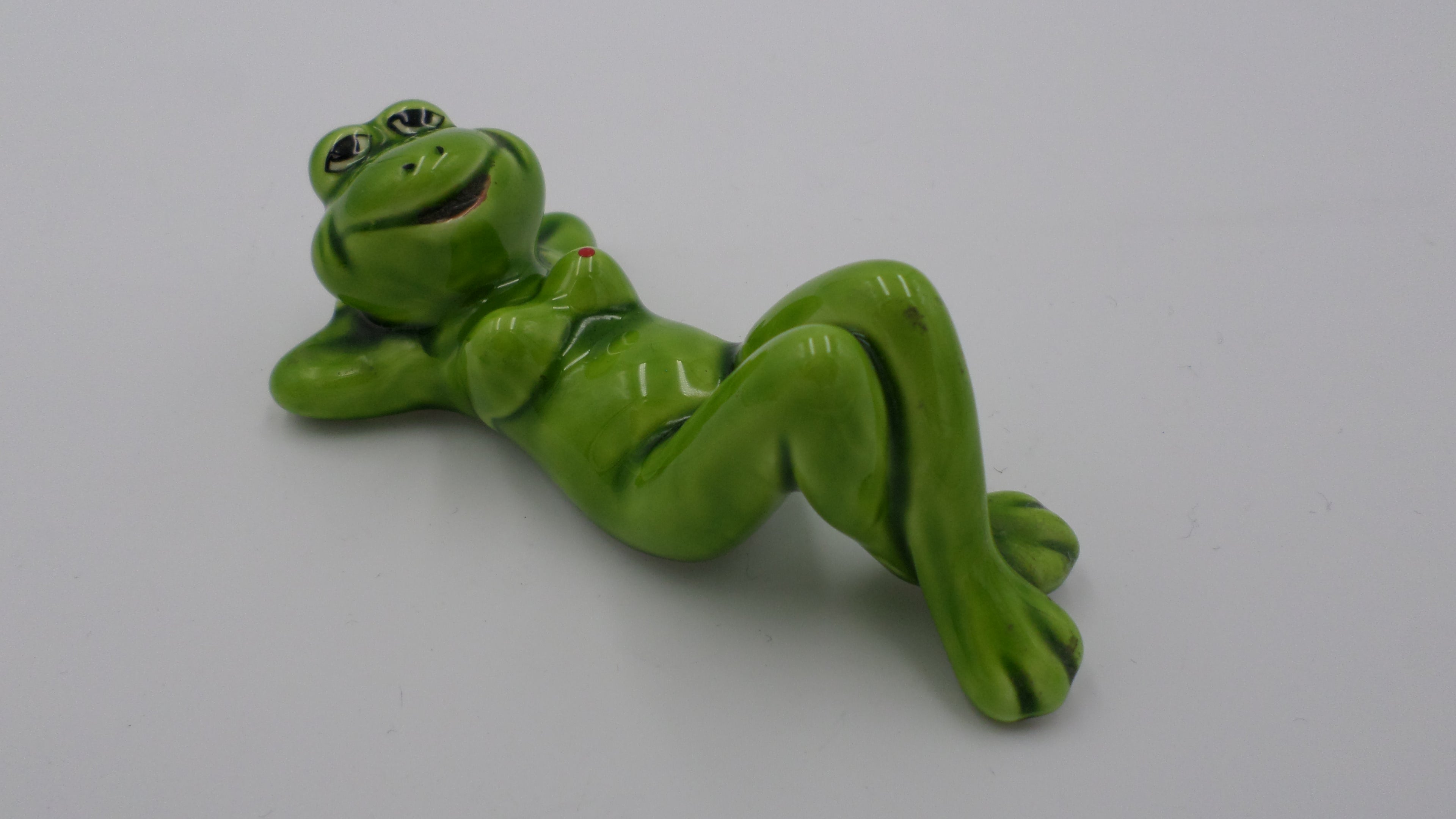 Petite grenouille allongée en céramique verte