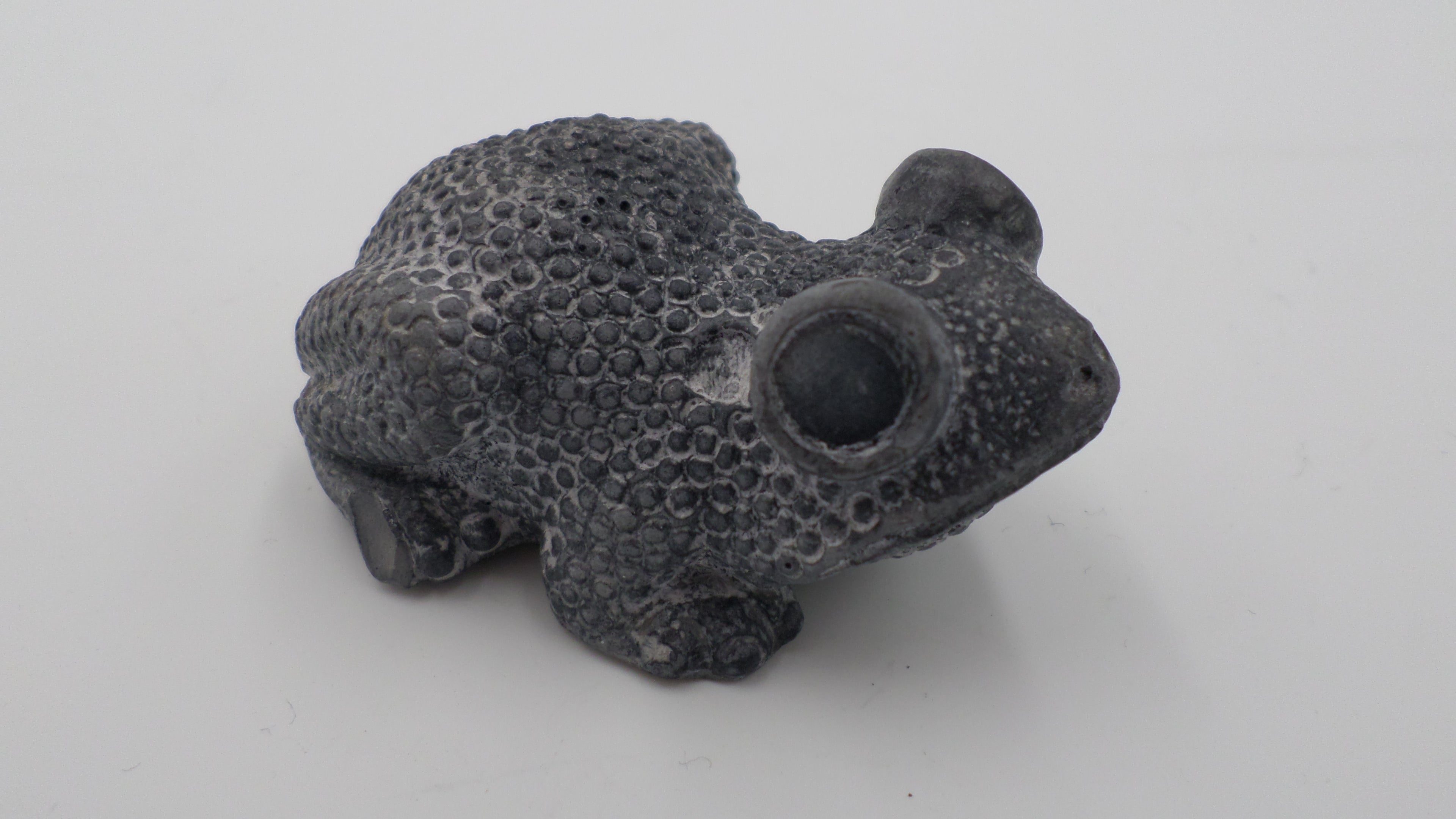 Petite grenouille en pierre noire avec des points dessus
