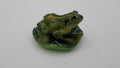 Petite grenouille en composite verte sur un nénuphar