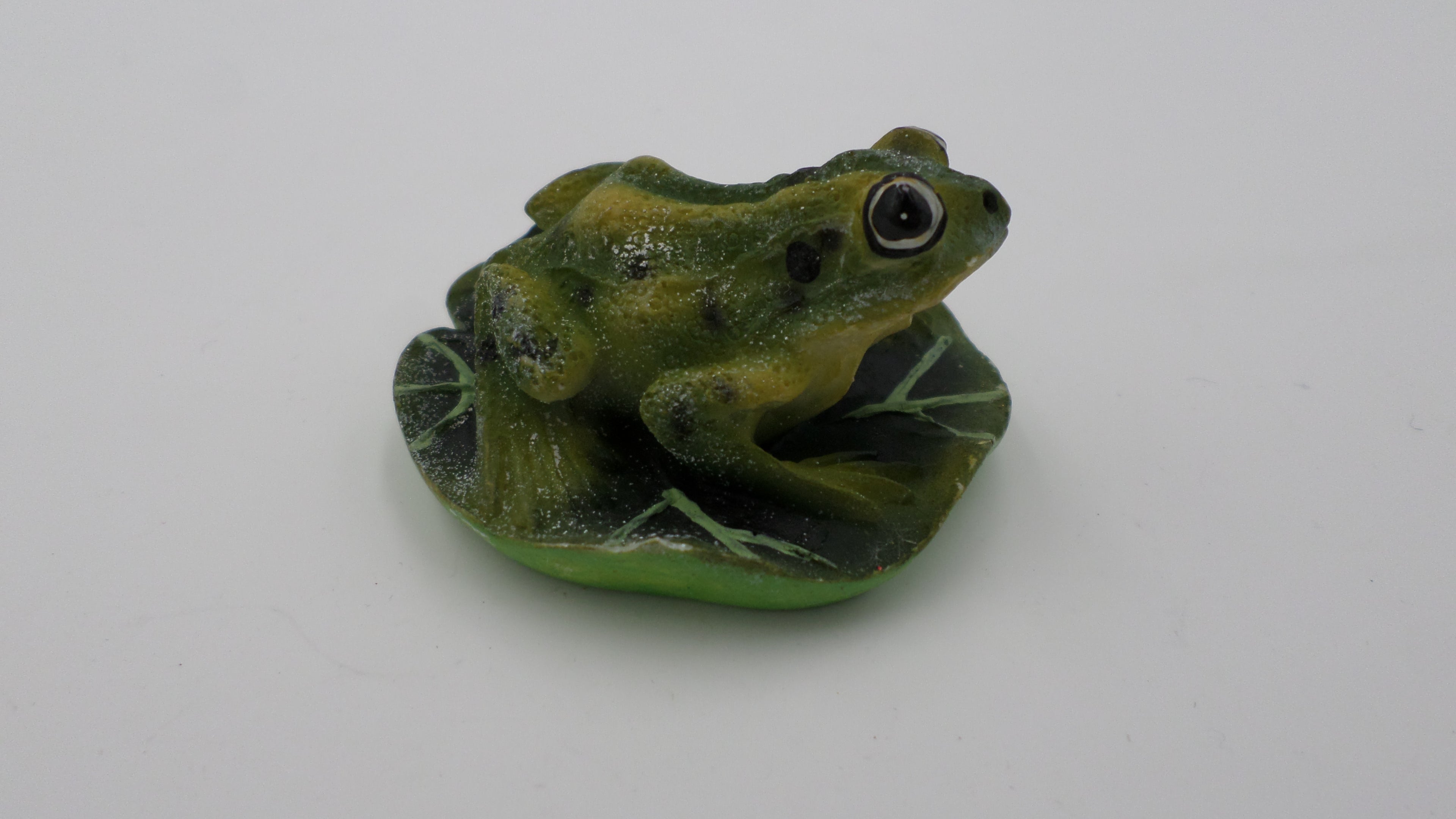 Petite grenouille en composite verte sur un nénuphar
