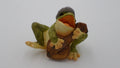 Petite grenouille en composite jouant de la guitare
