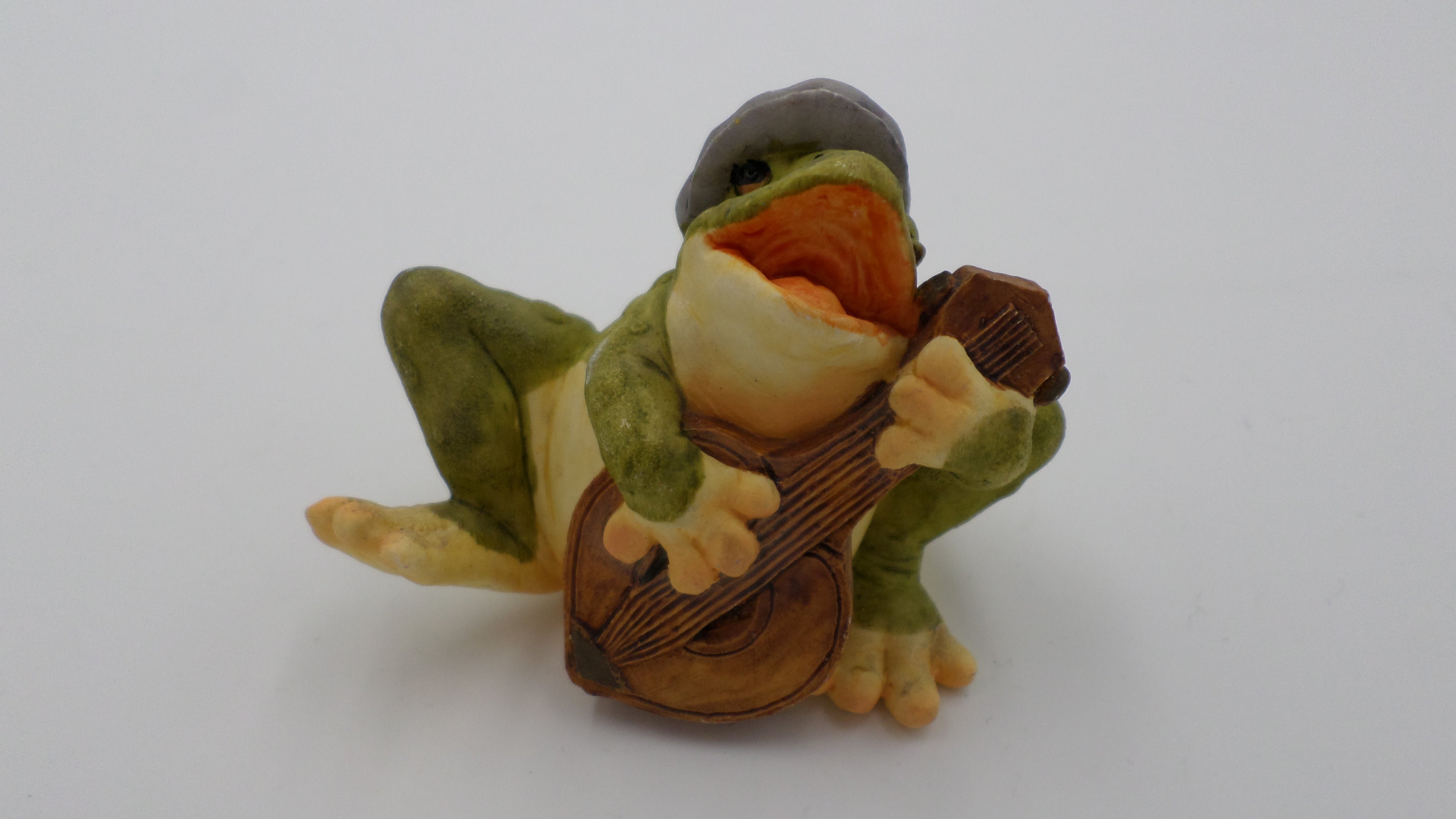 Petite grenouille en composite jouant de la guitare