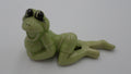 Petite grenouille en céramique allongée