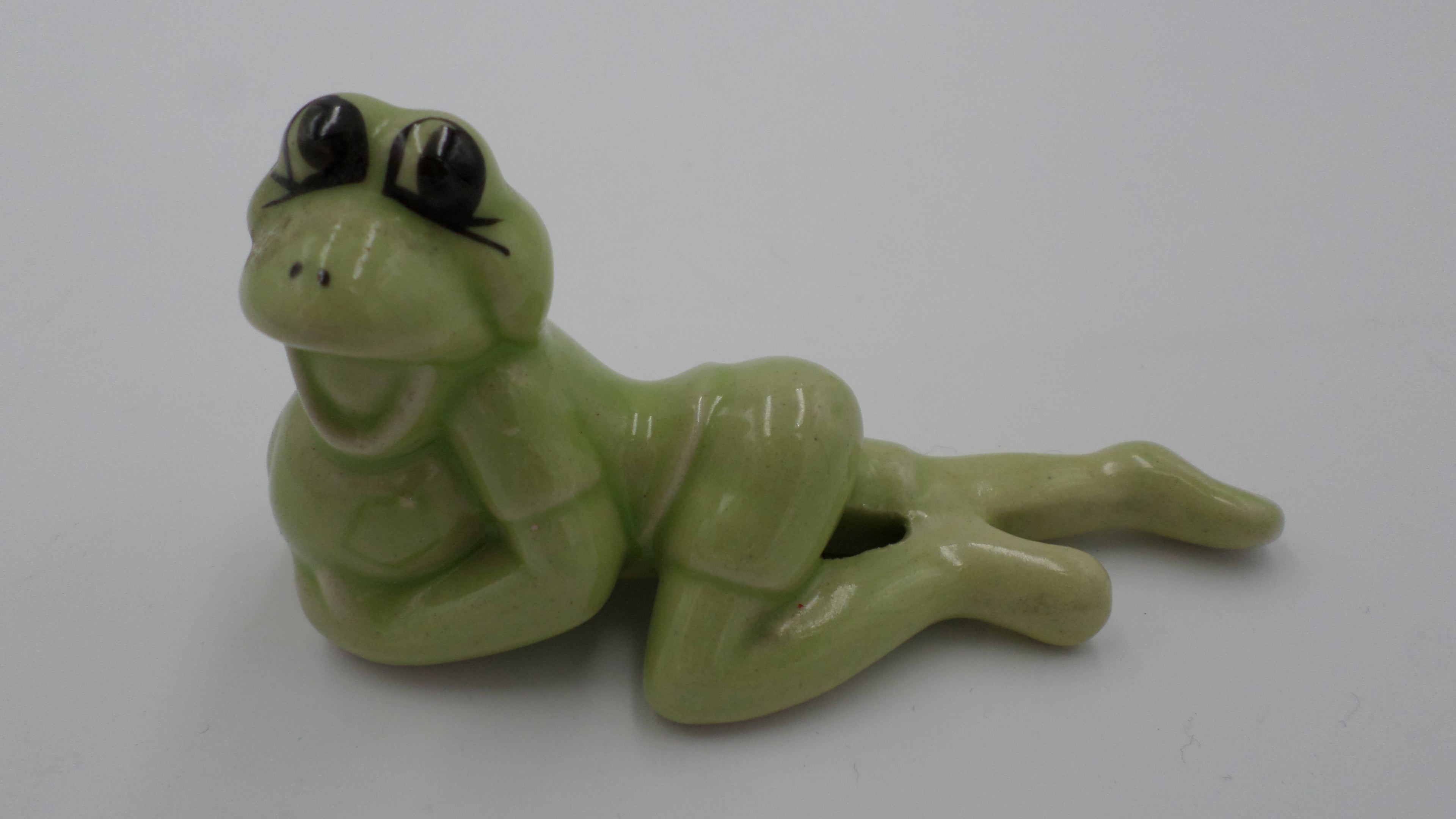 Petite grenouille en céramique allongée