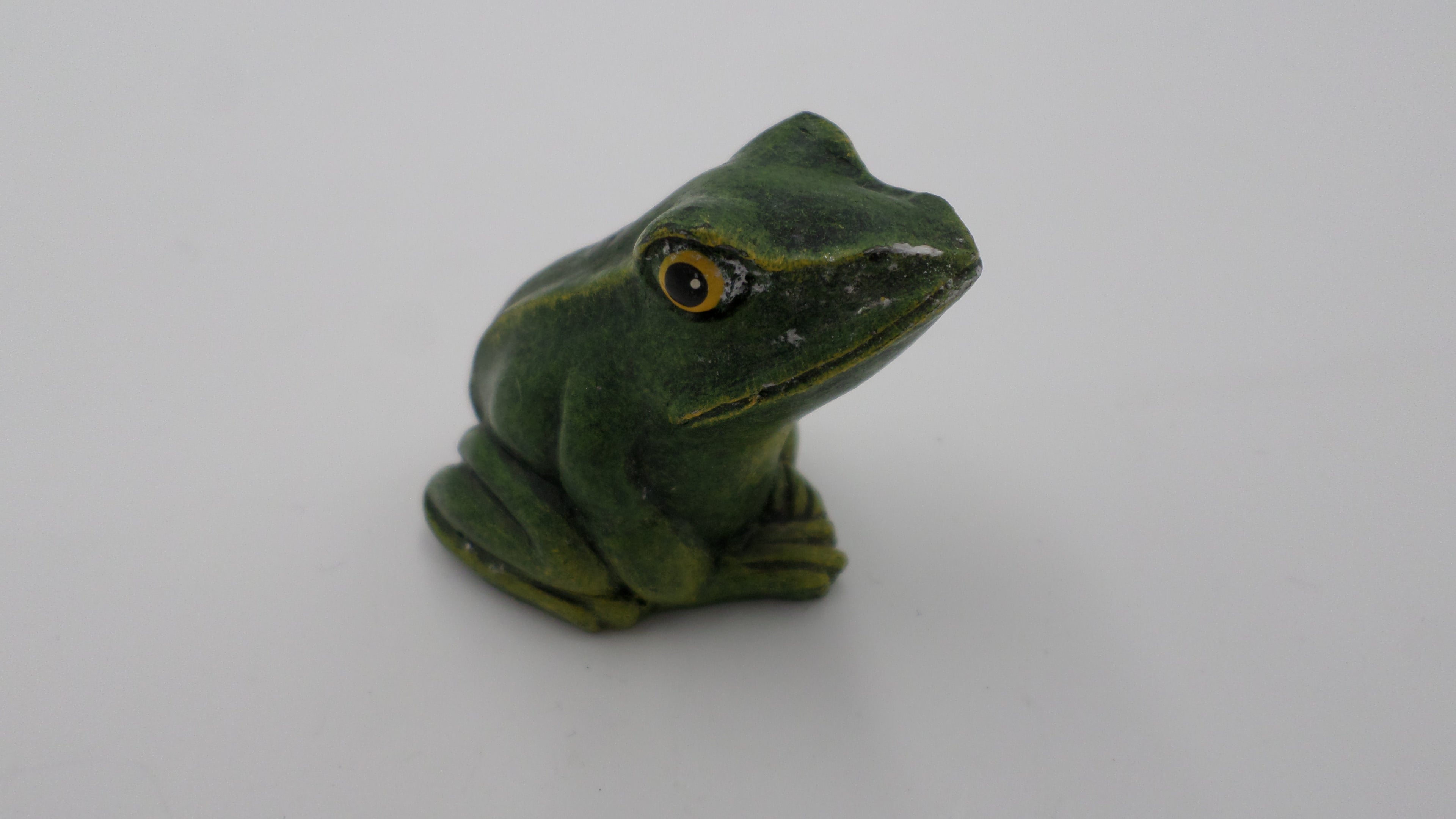 Petite grenouille en bois verte