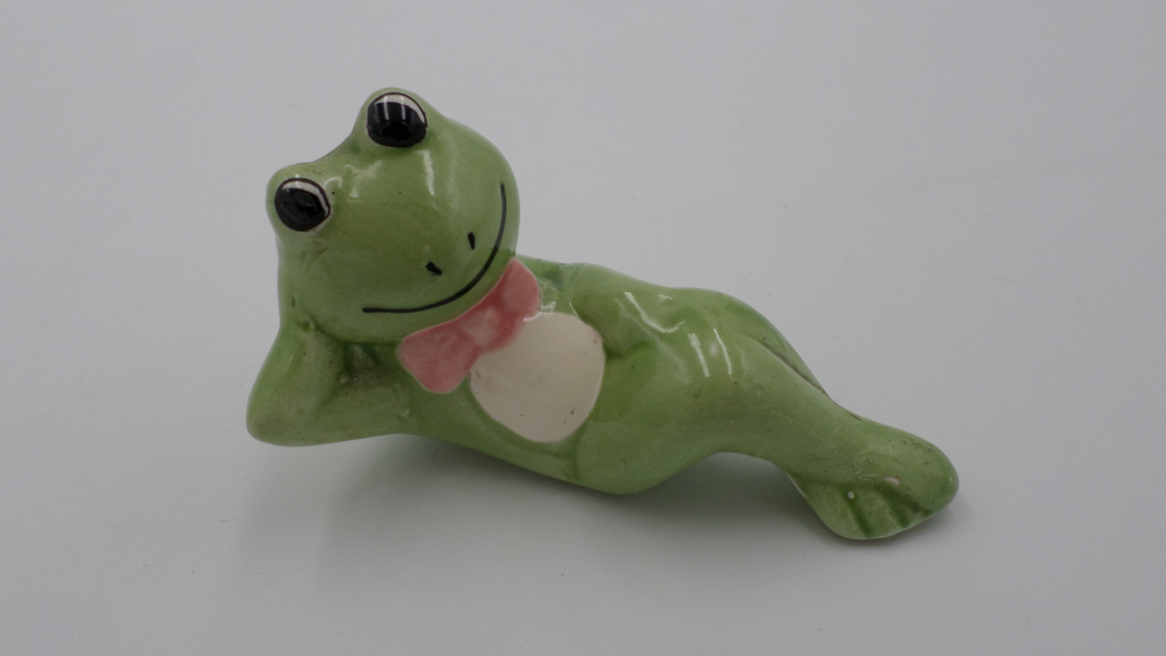 Grenouille céramique allongée