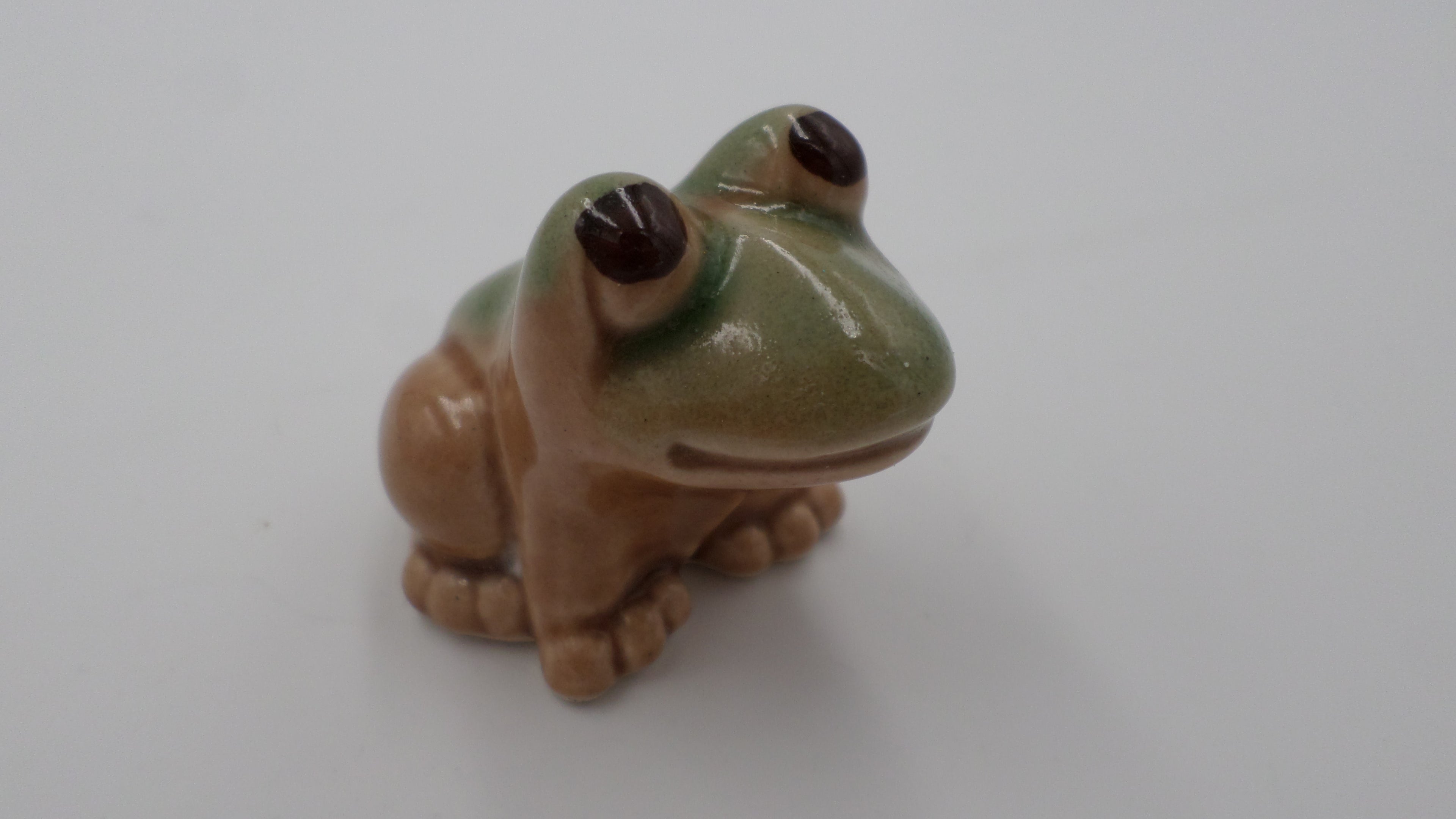 Grenouille en céramique marron/vert