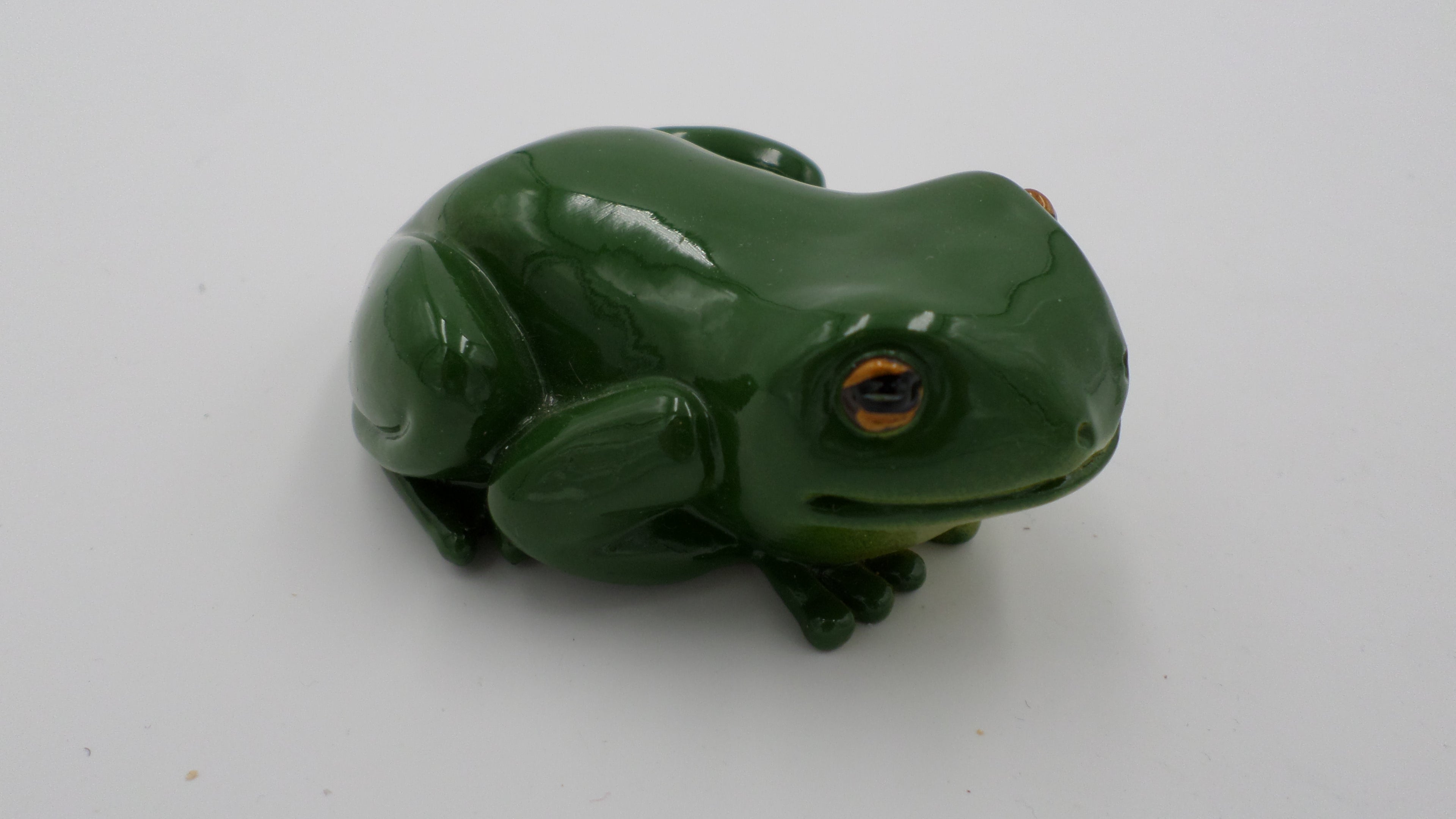 Petite grenouille en pierre vernis vert