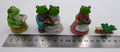 Lot de quatre sujets grenouilles variés dont un sujet double