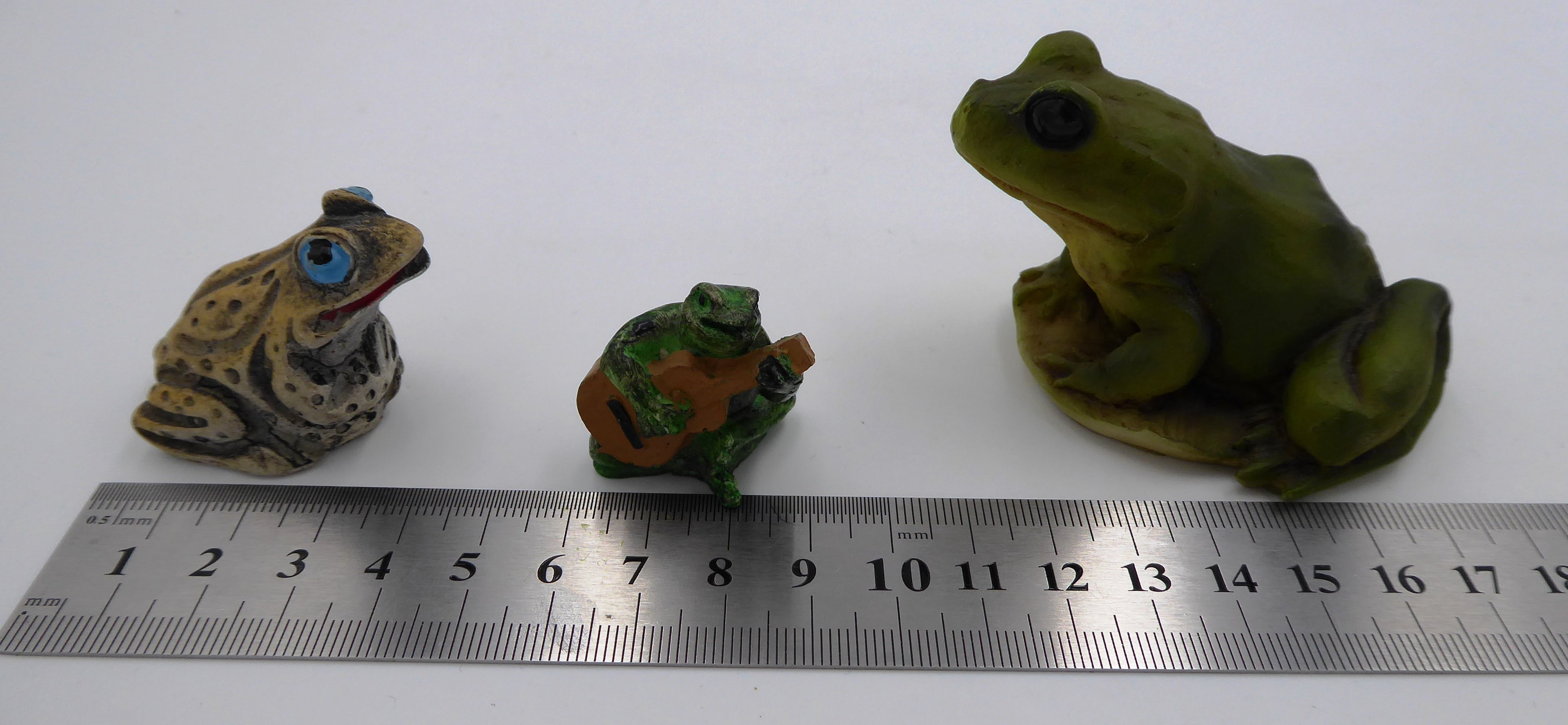 Lot de trois sujets grenouilles variés
