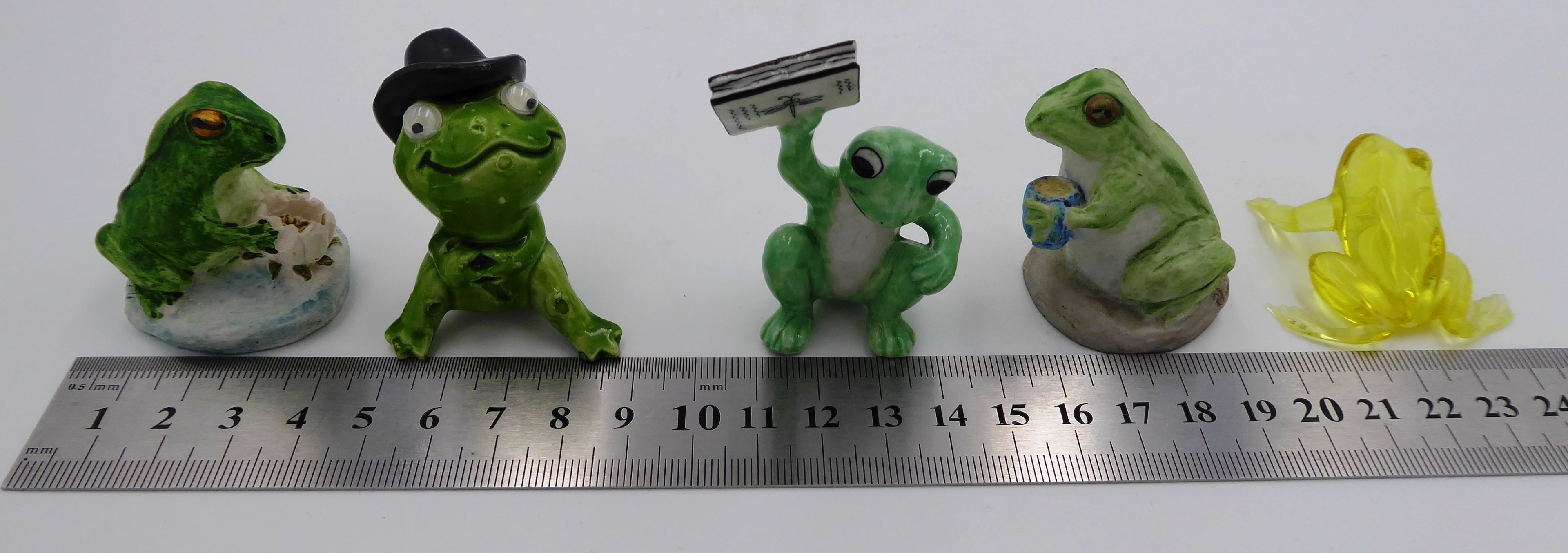Lot de cinq sujets grenouilles variés