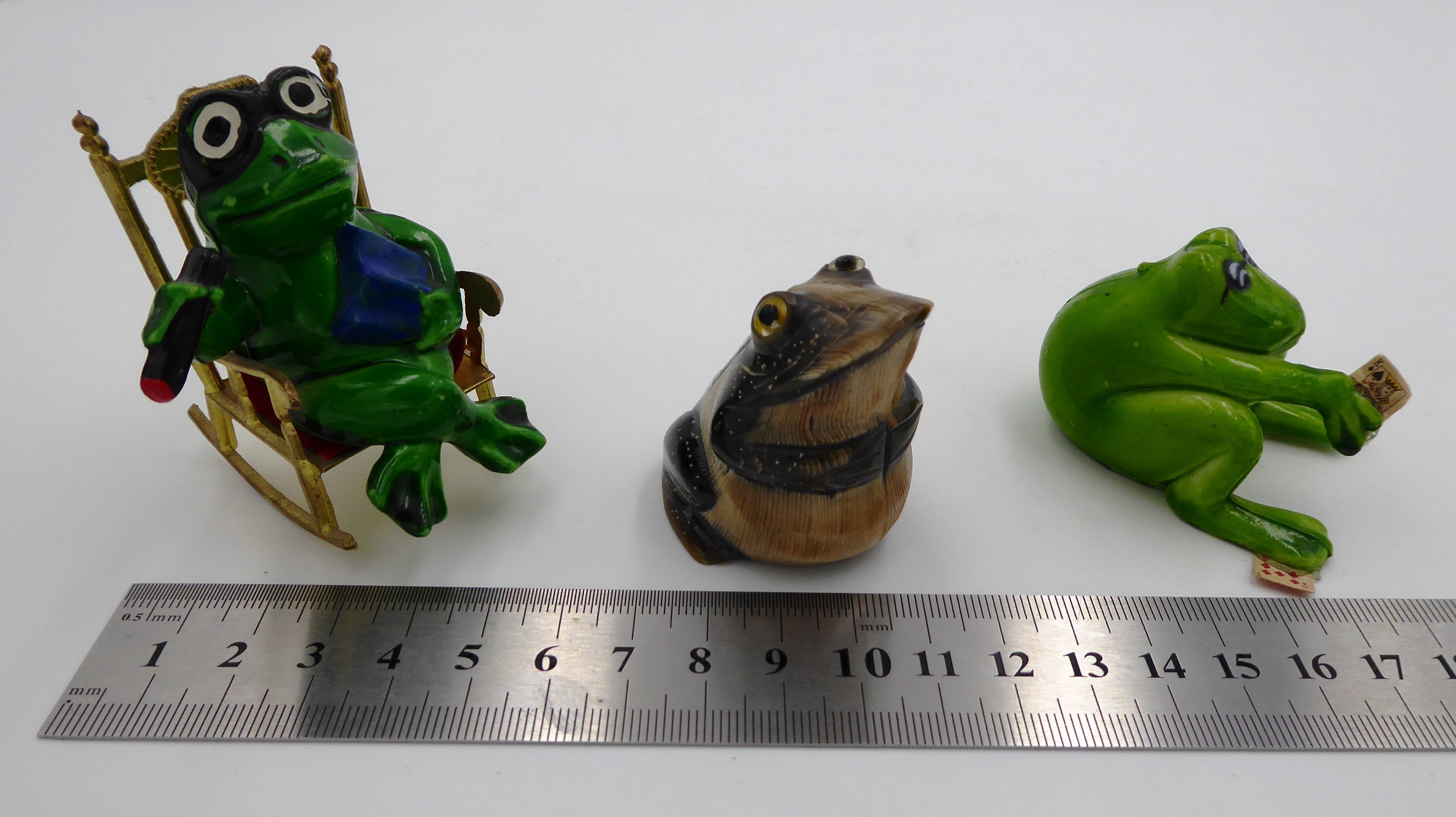 Lot de trois sujets grenouilles variés