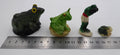 Lot de quatre sujets grenouilles variés en composite