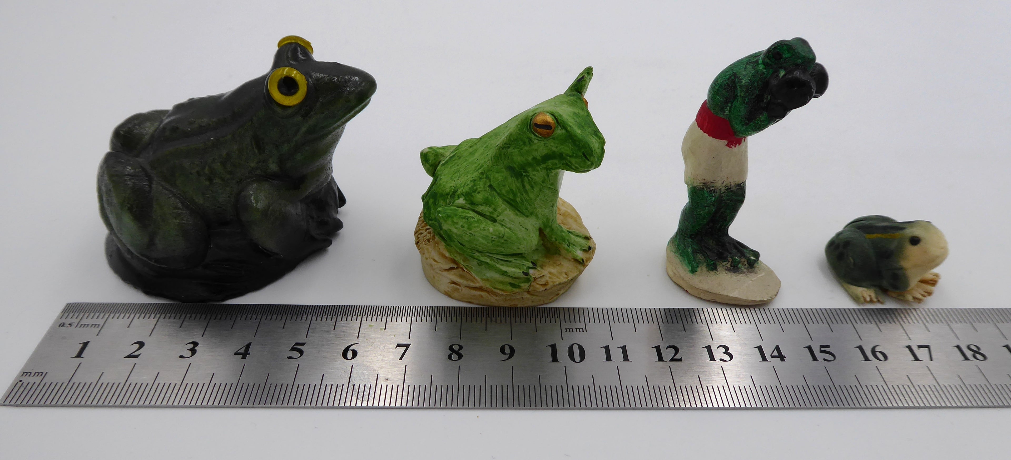 Lot de quatre sujets grenouilles variés en composite