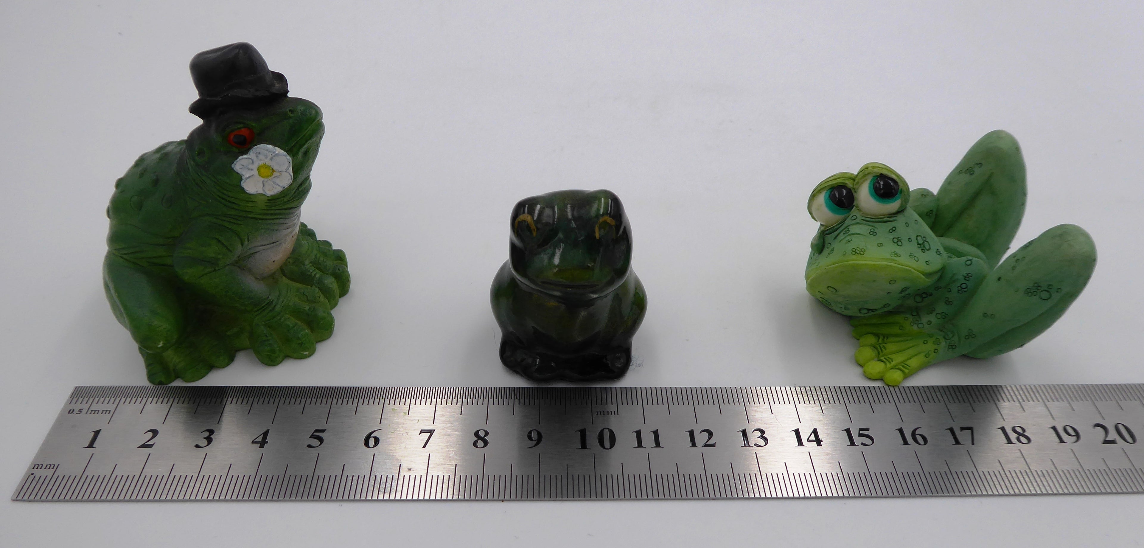 Lot de trois sujets grenouilles variés