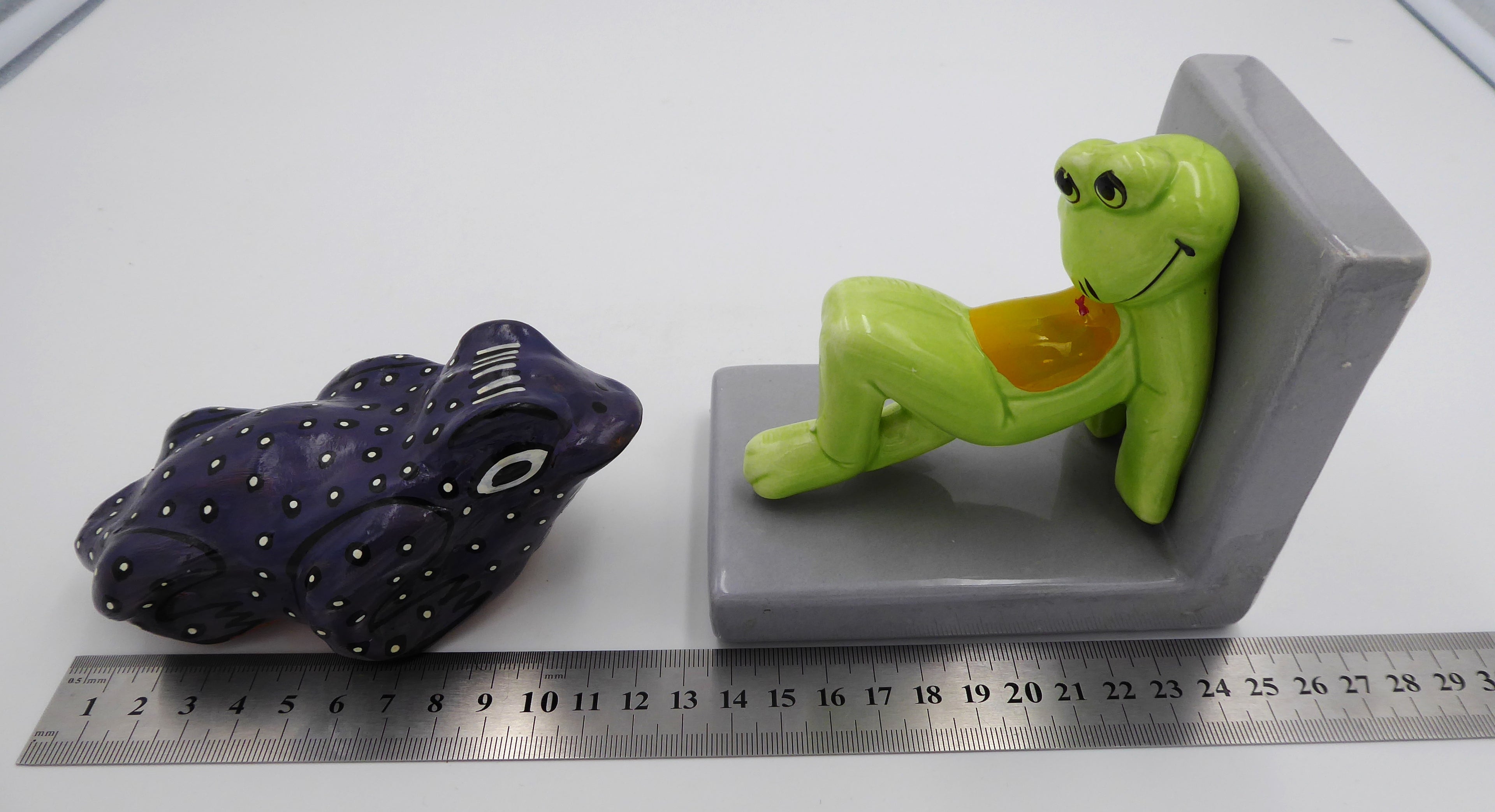 Lot de deux sujets grenouilles variés en céramique