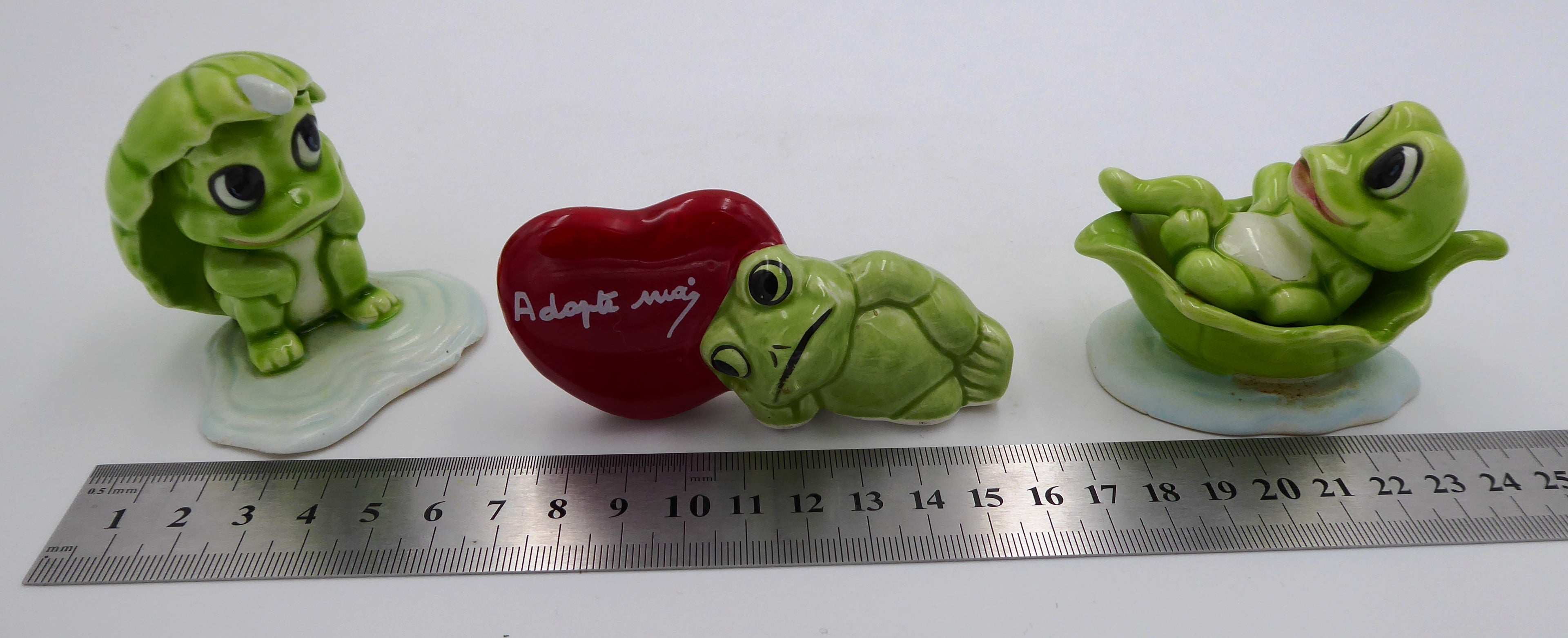 Lot de trois sujets grenouilles variés en céramique
