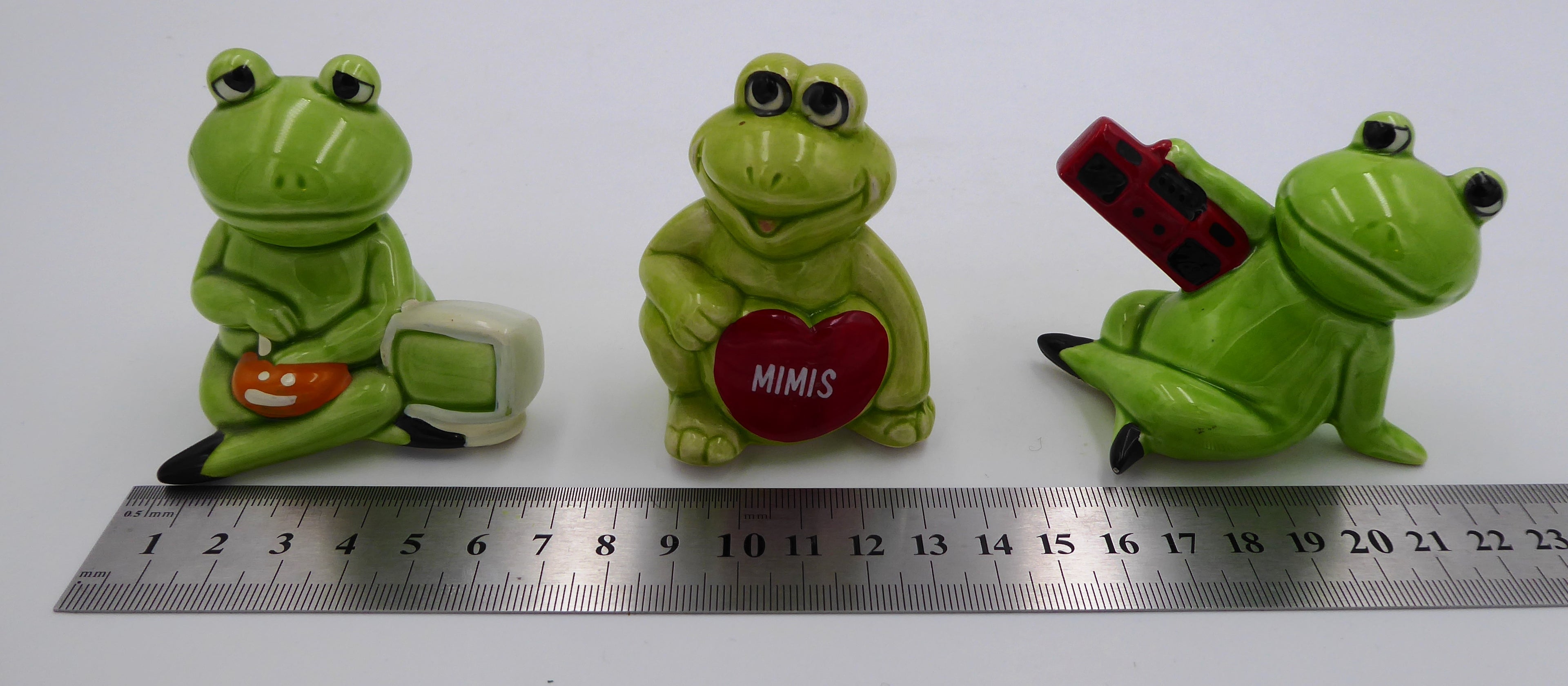 Lot de trois sujets grenouilles variés en céramique
