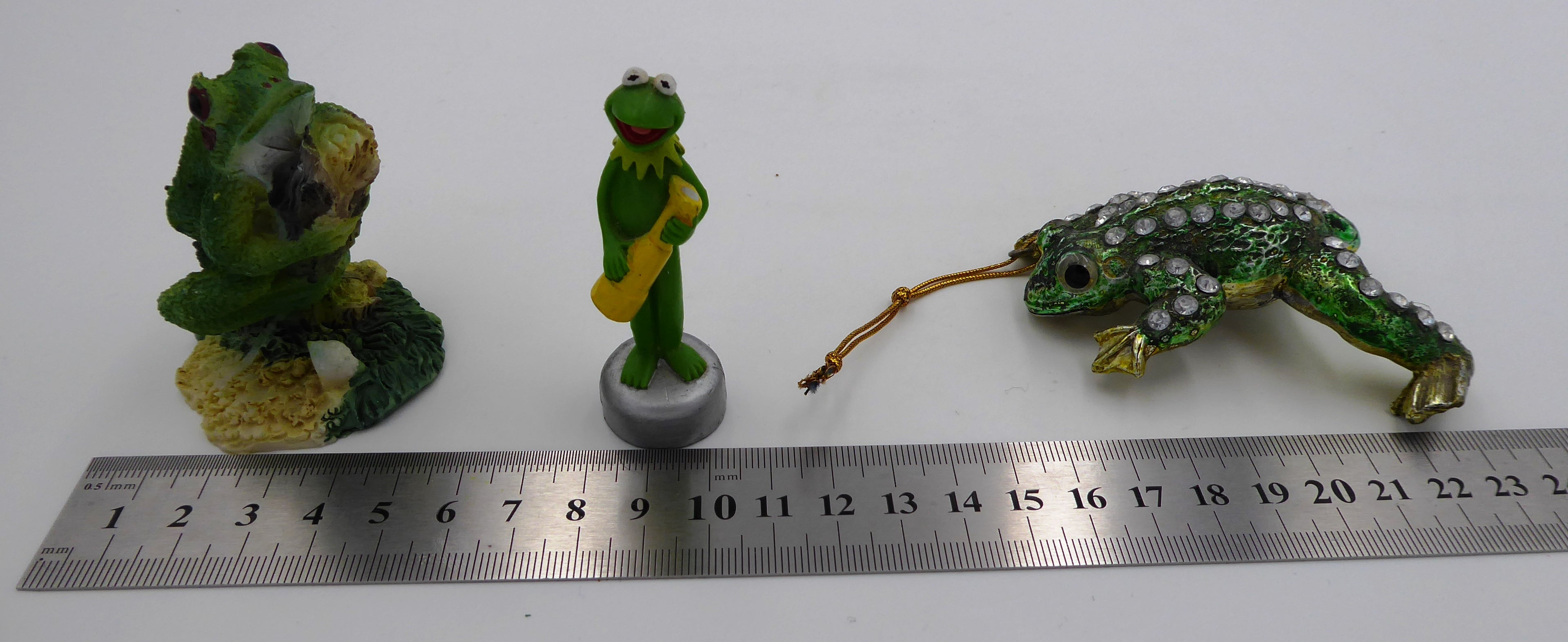 Lot de trois sujets grenouilles variés