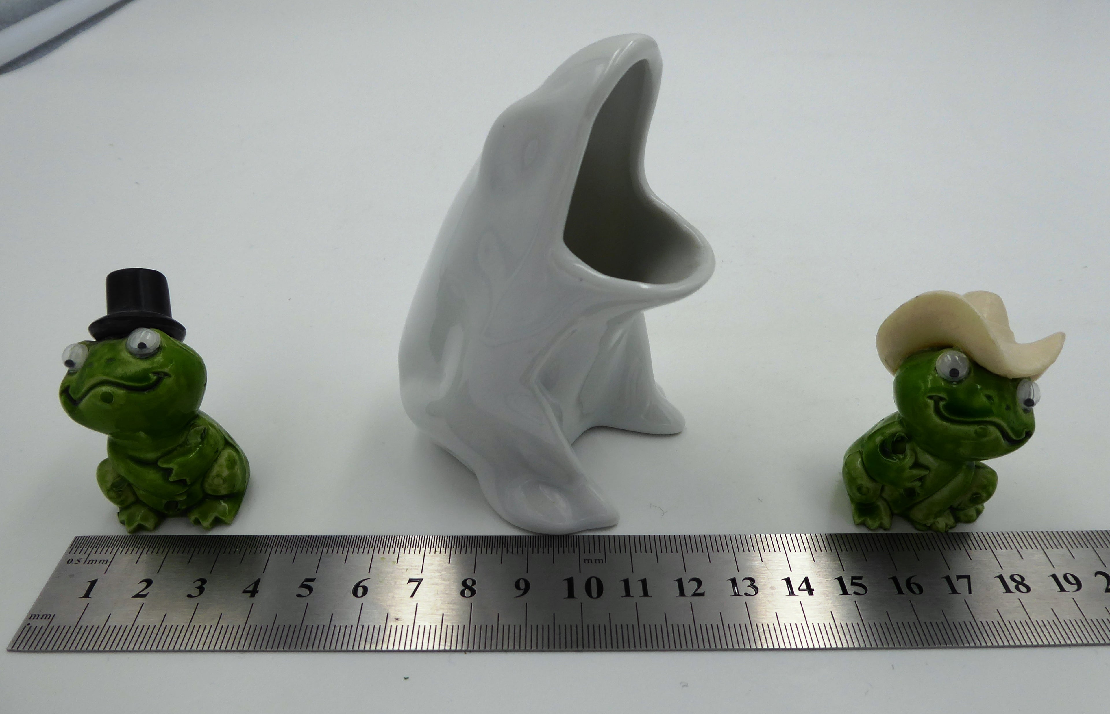 Lot de trois sujets grenouilles variés