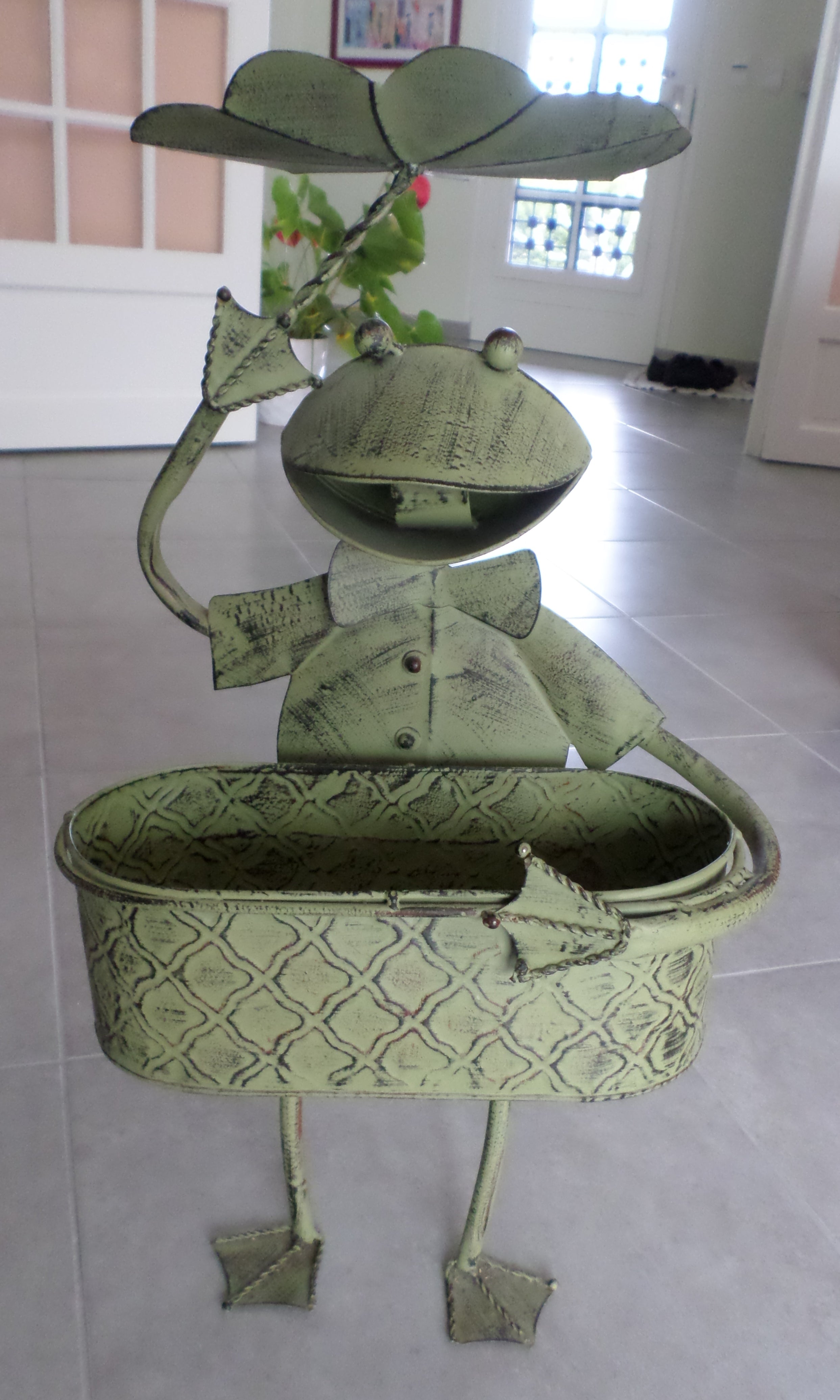 Création originale grenouille jardinier en tôle peinte