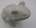 Grosse grenouille en pierre blanche sculptée