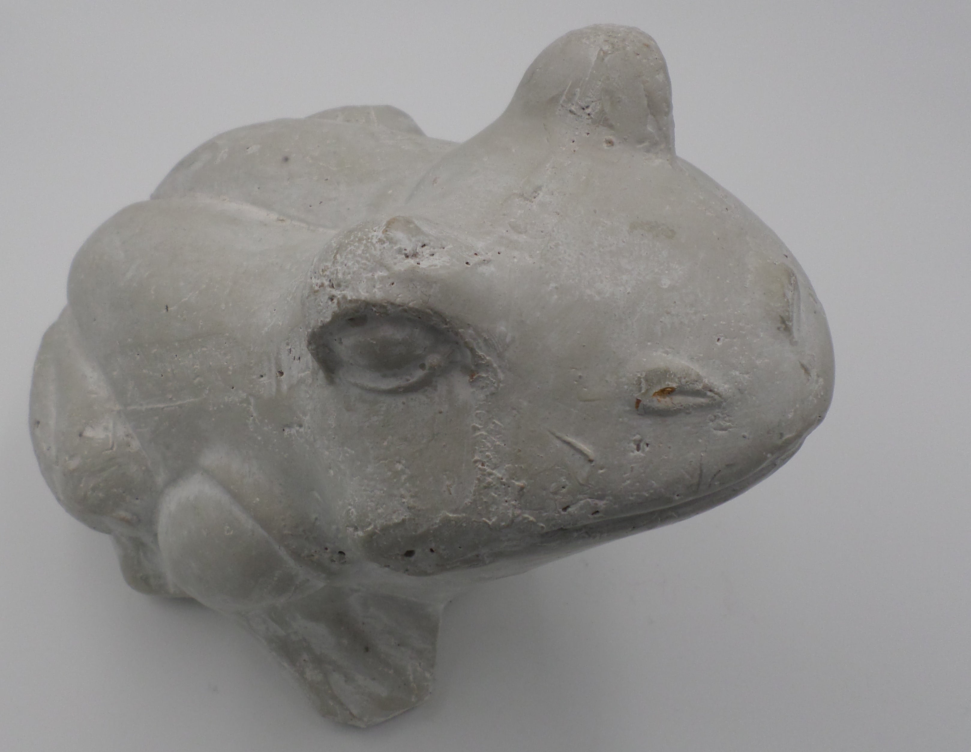 Grosse grenouille en pierre blanche sculptée