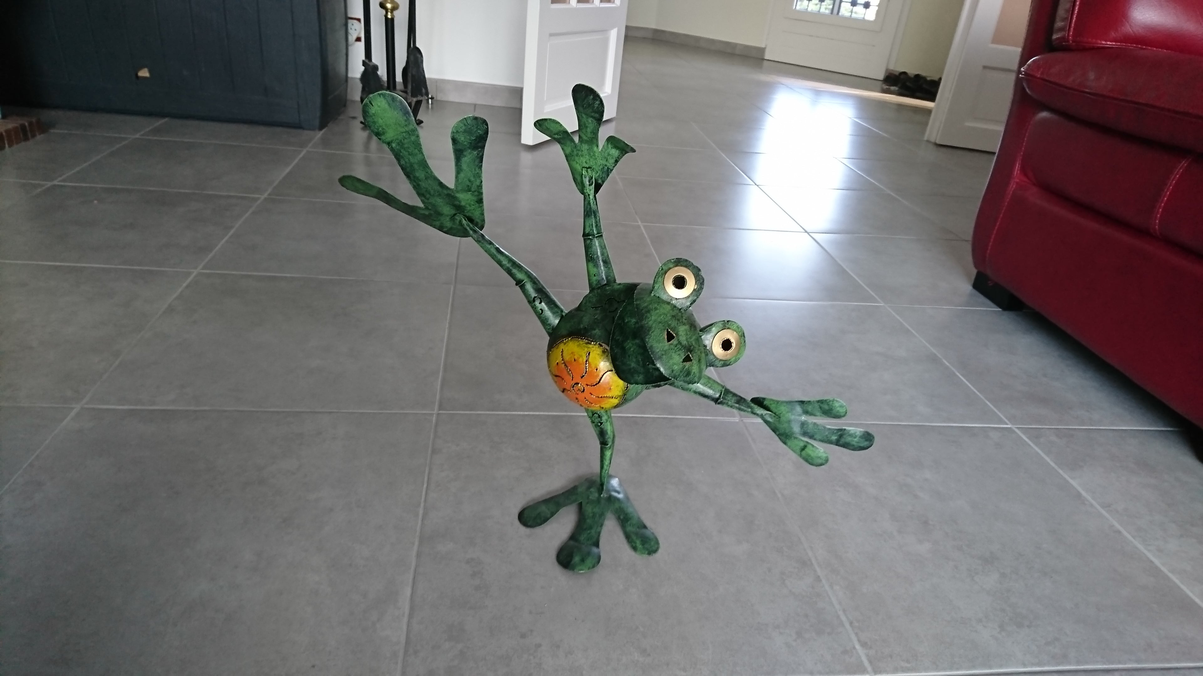 Grosse grenouille en acier peint