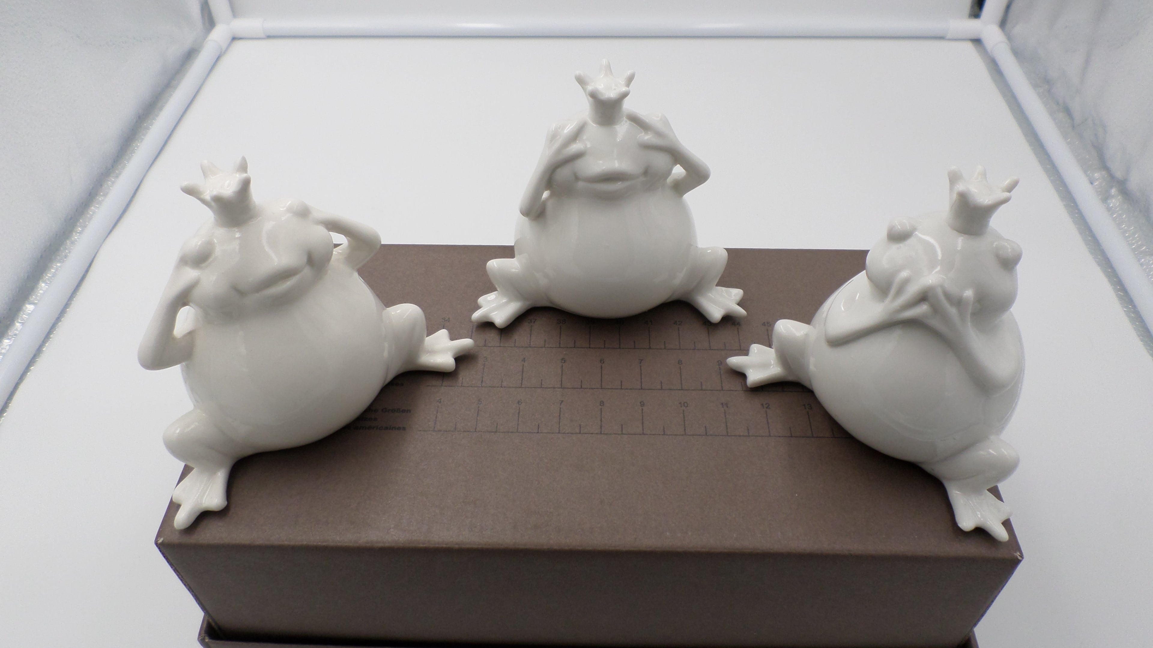 Trois grenouilles en céramique blanche