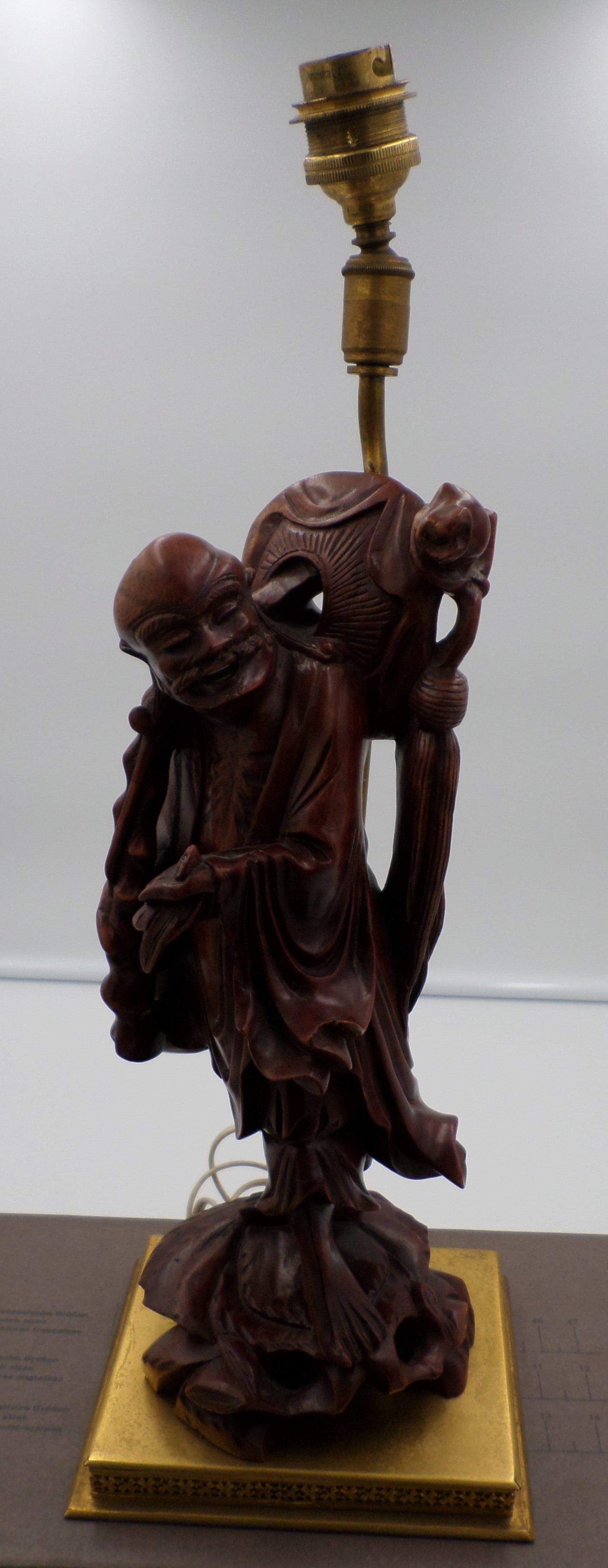 Statuette en bois sculpté représentant le magot LIU HAI accompagné de son crapaud de céleste