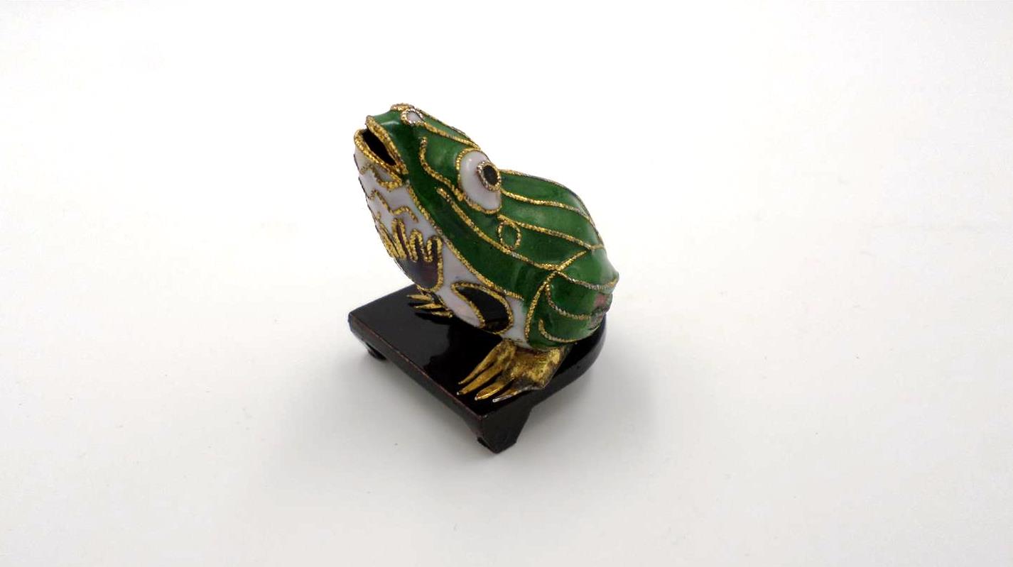Petite céramique émaillée sur son socle en bois