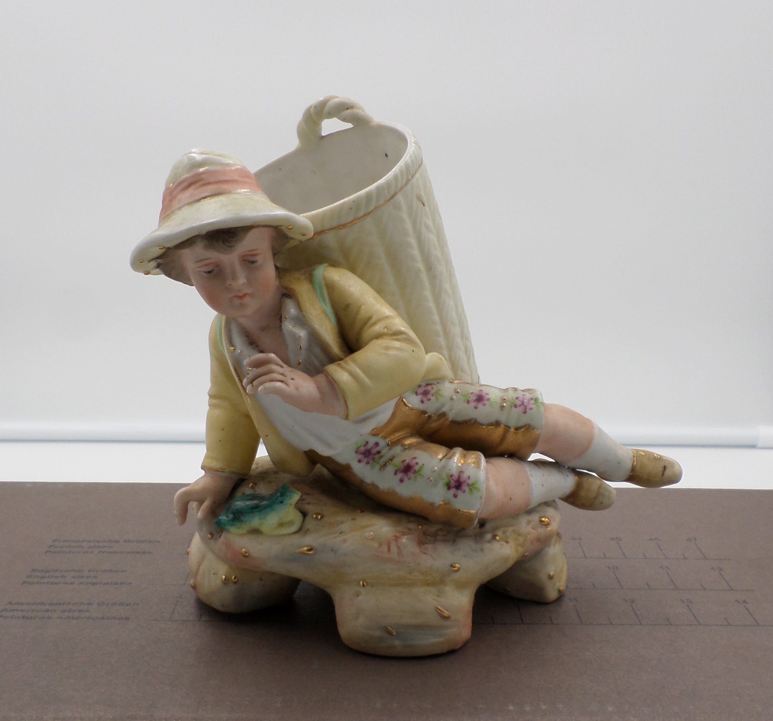 Le garçon à la grenouille - Sujet en biscuit polychrome et or - Travail du 20ème siècle