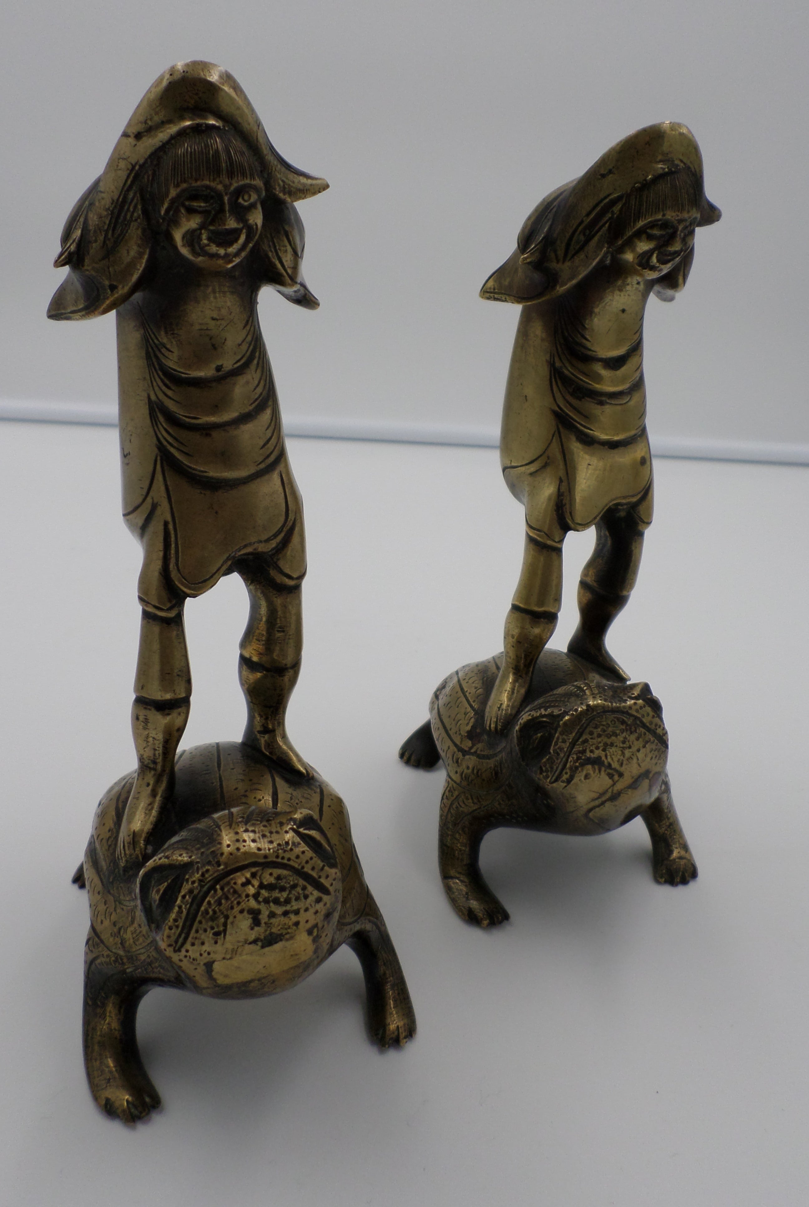 Paire de sujets en bronze ciselé et gravé