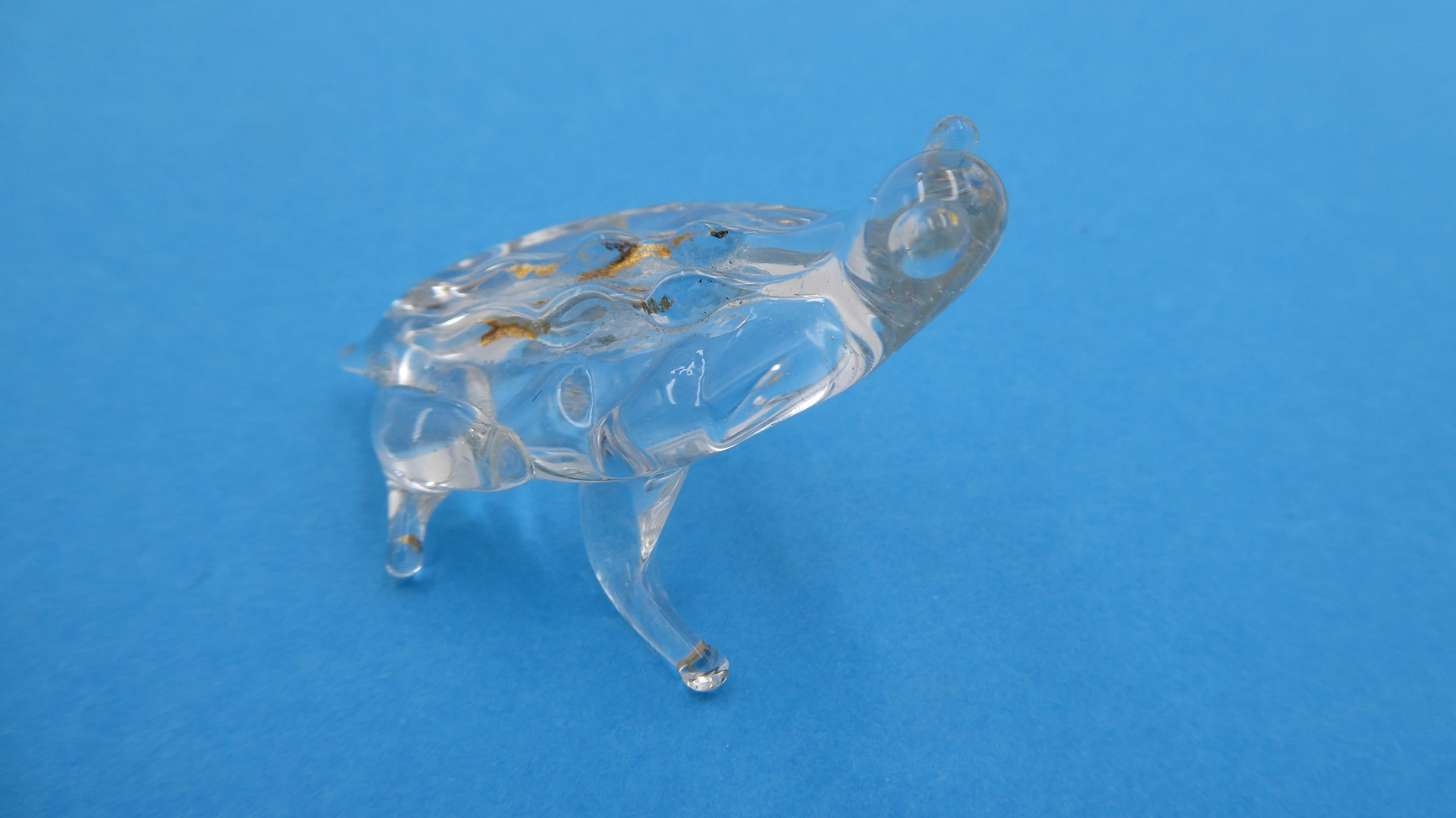 Petite grenouille indienne en pâte de verre avec filets or à l'intérieur