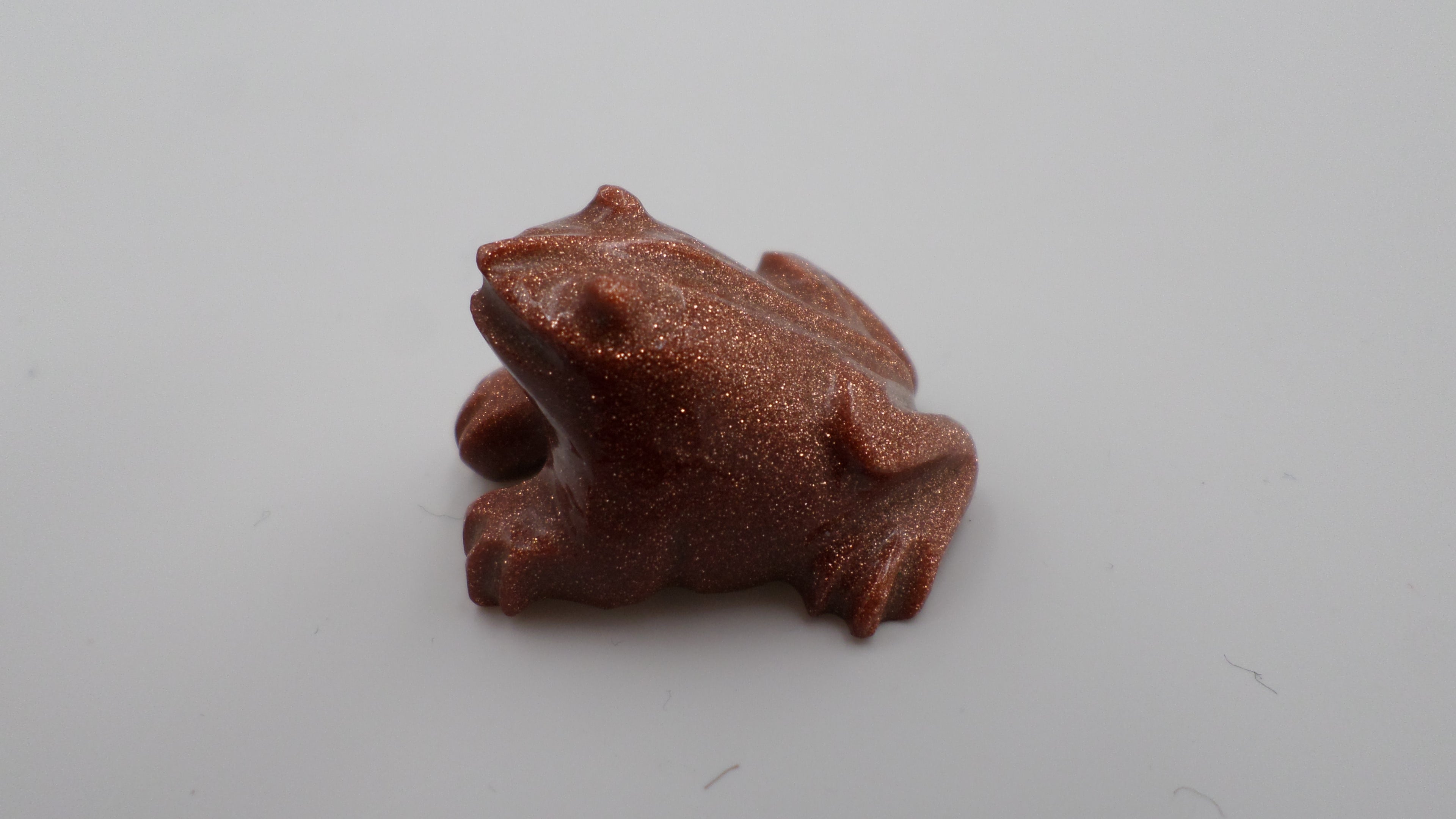 Petite grenouille en pierre solaire