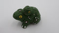 Petite grenouille en céramique avec son bébé sur le dos